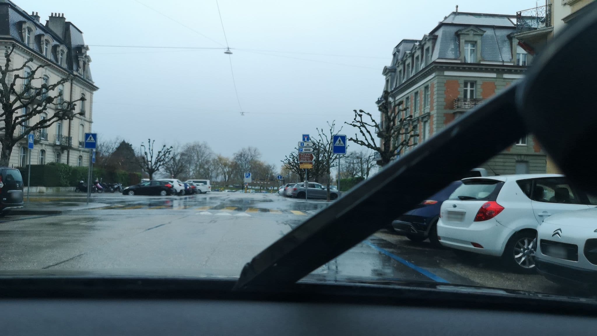 Street view near Henkun Sveitsiläinen Kova Sänky, Neuchâtel — © globeur (CC BY-SA · Mapillary)