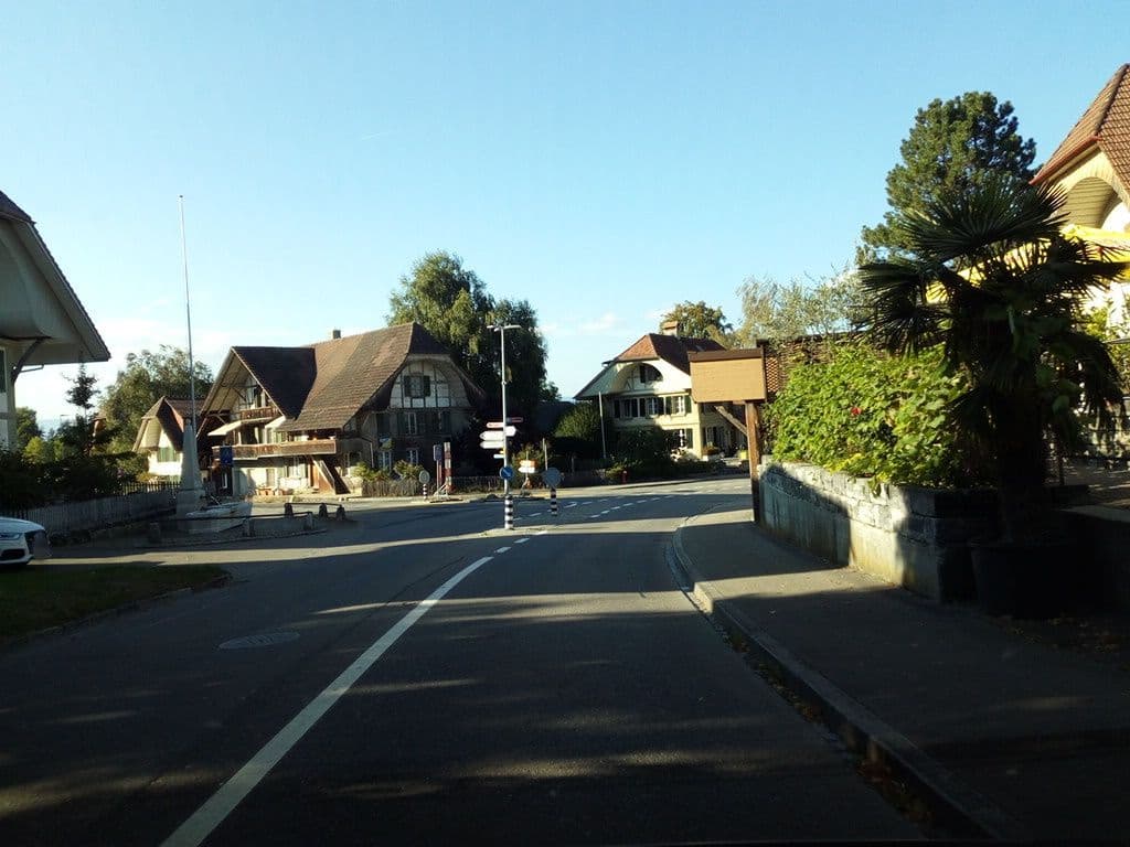 Street view near Hotel Restaurant Pizzeria Löwen, Schüpfen — © selfishseahorse (CC BY-SA · Mapillary)