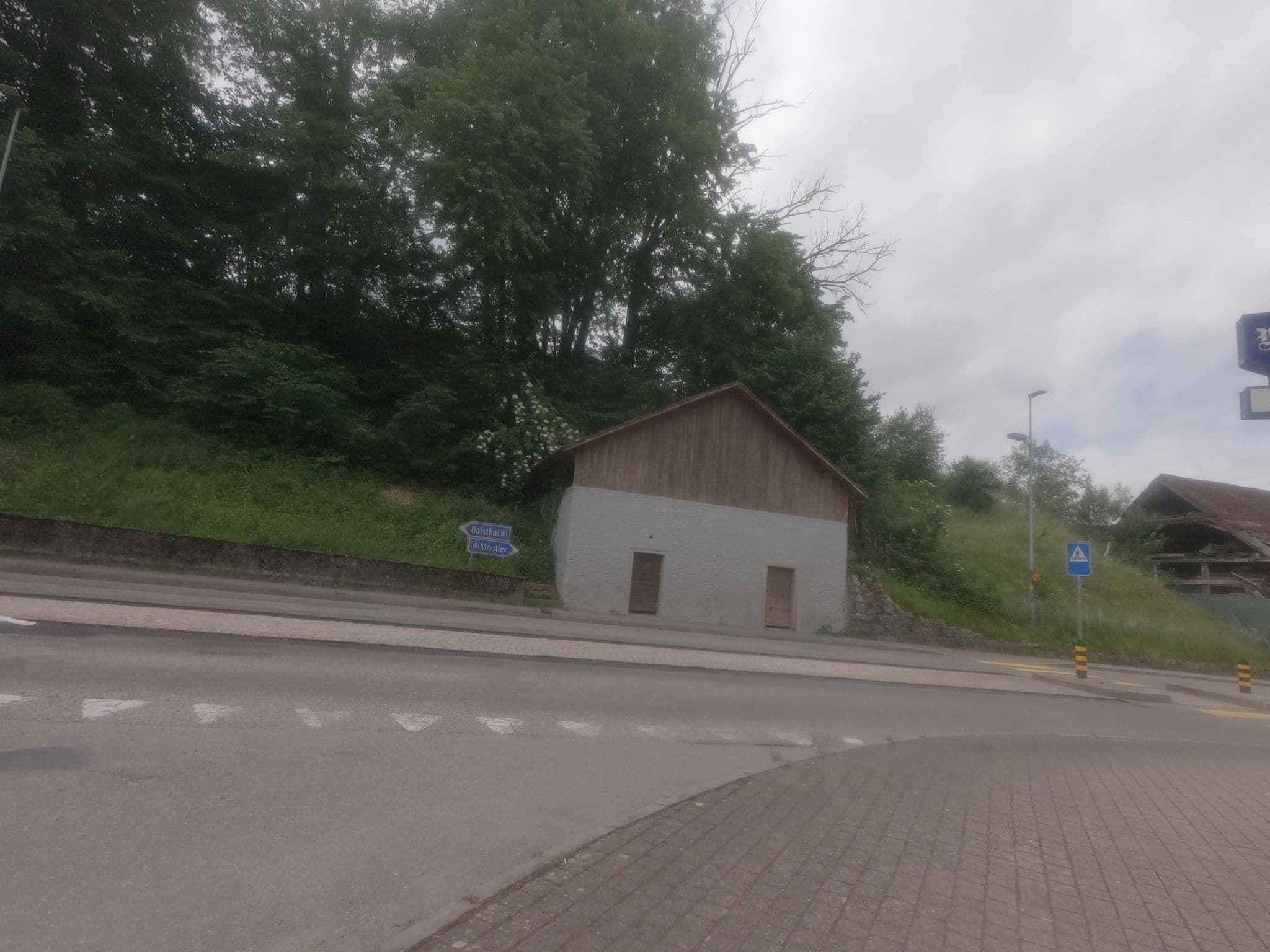 Street view near Restaurant de la Croix Blanche, Moutier — © gp5mutz (CC BY-SA · Mapillary)