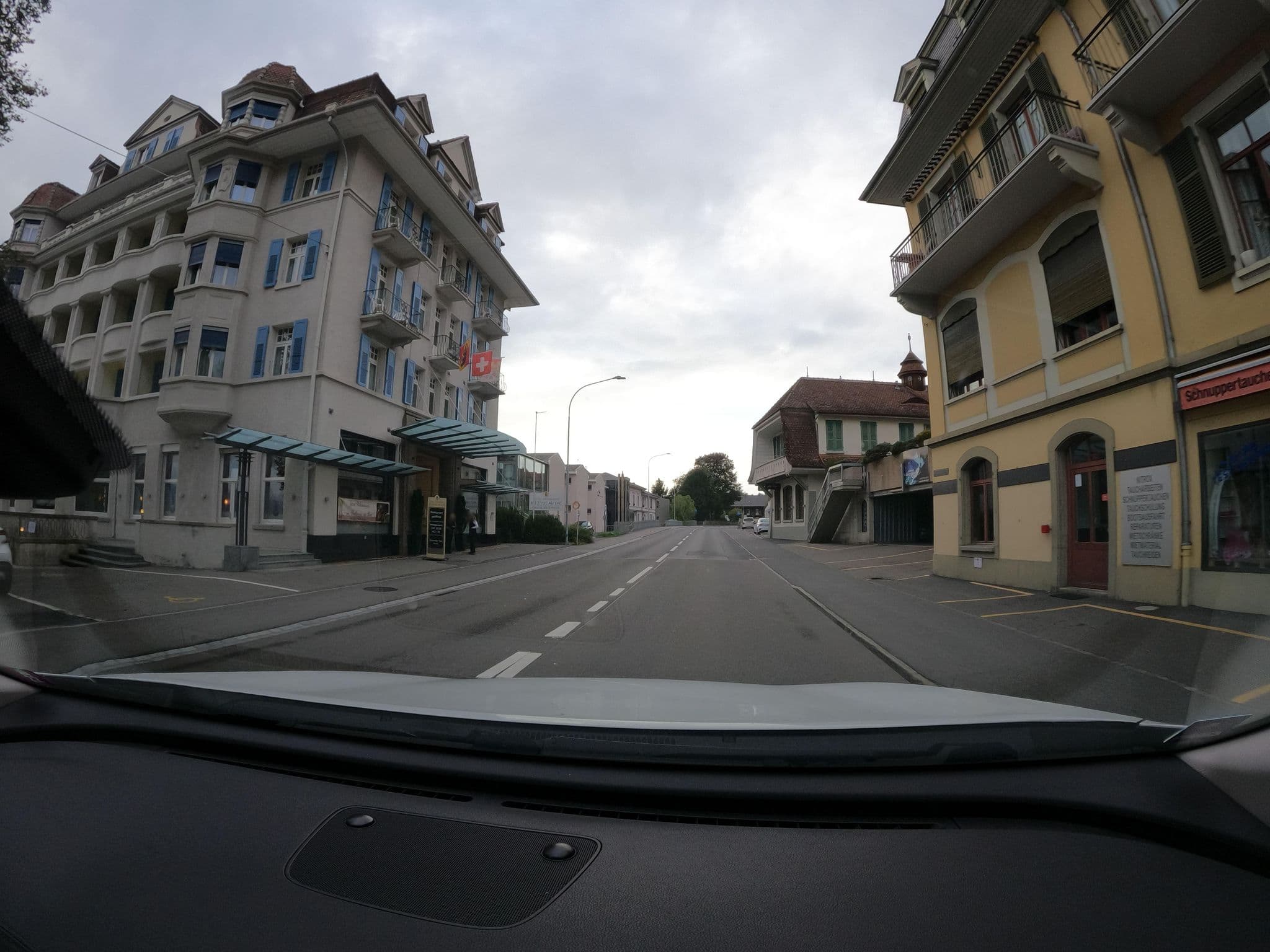 Street view near Hotel Restaurant Bellevue au Lac, Hilterfingen — © alediwi (CC BY-SA · Mapillary)