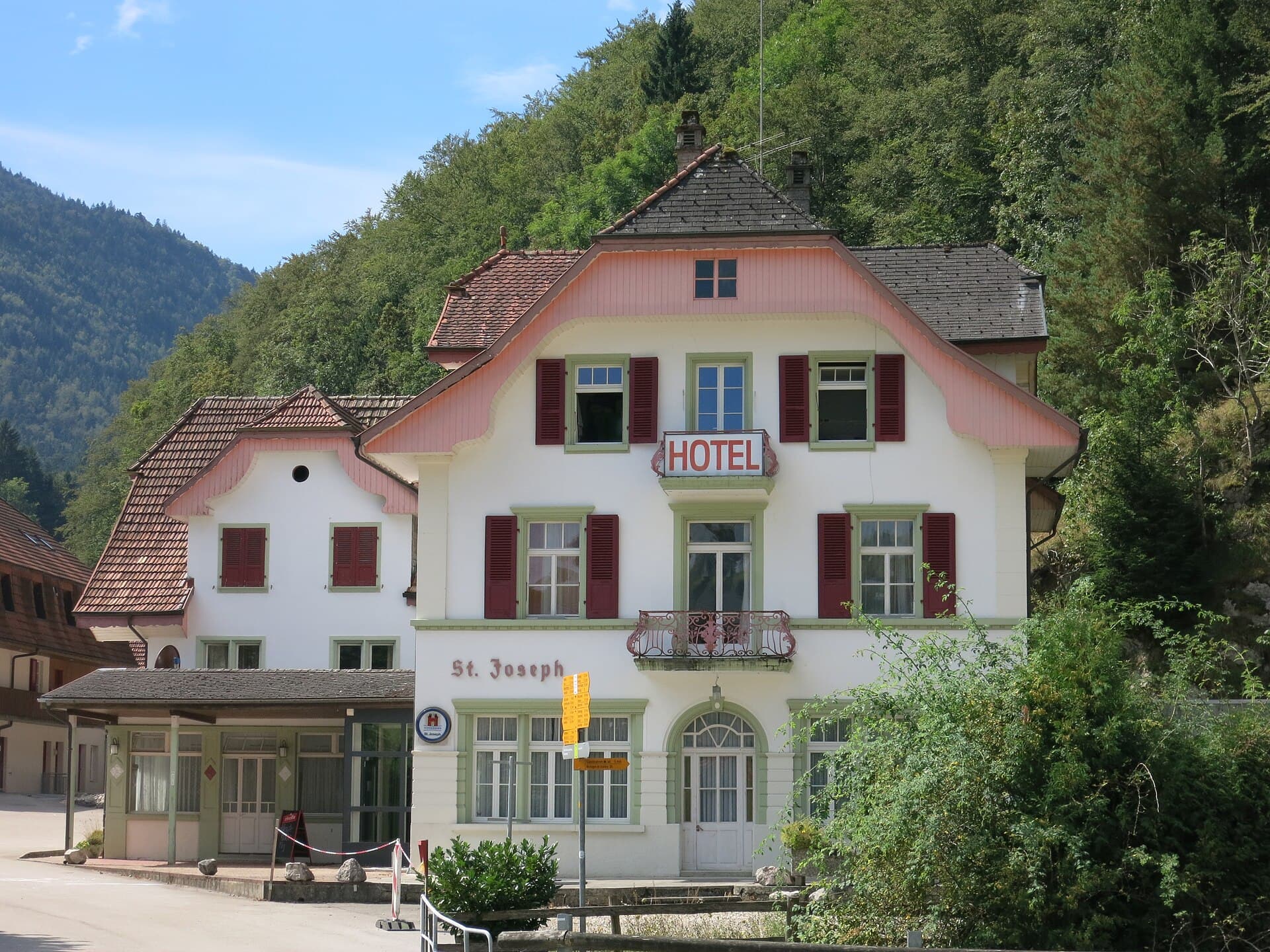 Hotel St. Joseph (via Wikimedia Commons, CC BY-SA 4.0)