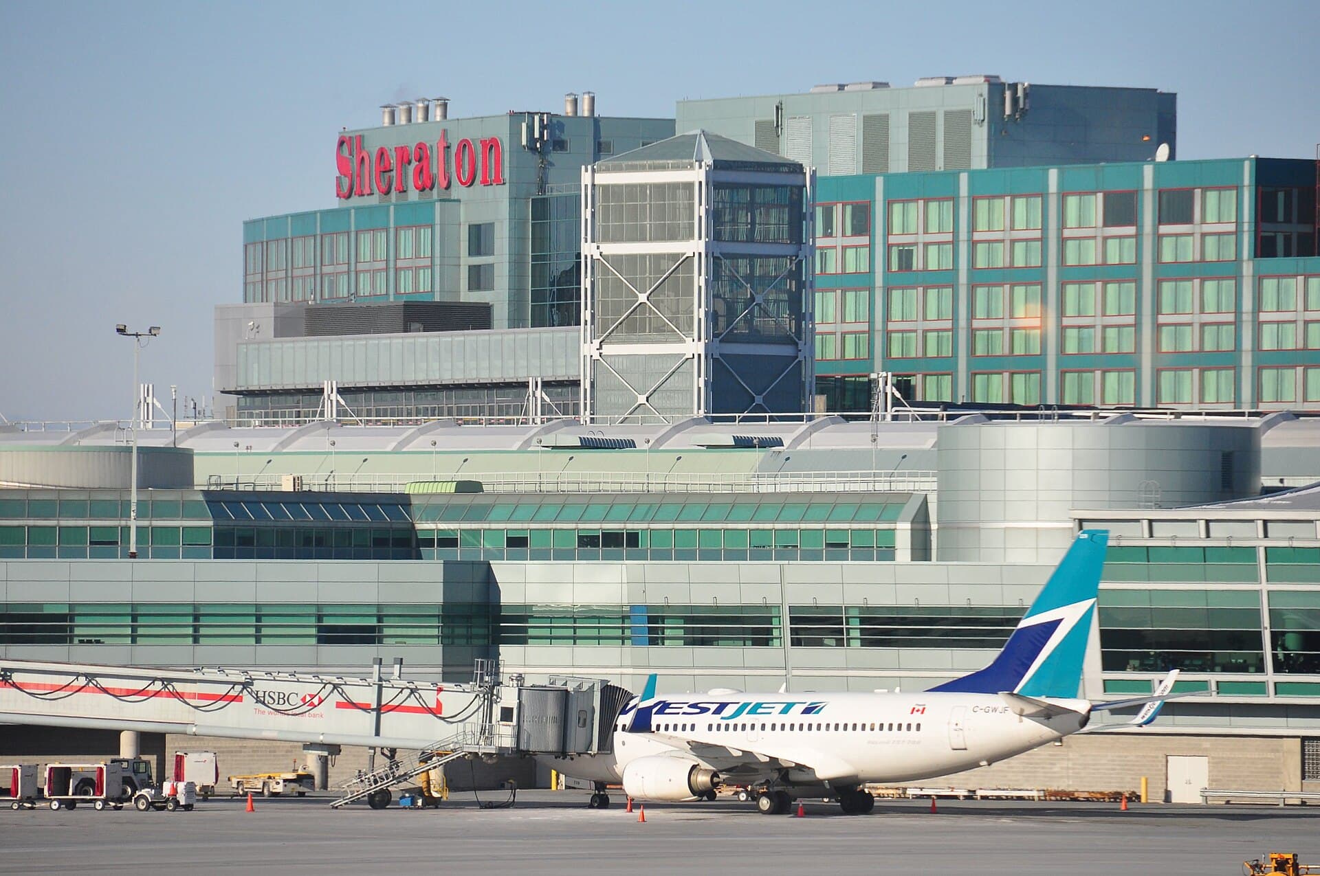 Sheraton Gateway Hotel in Toronto International Airport (via Wikimedia Commons, CC BY 2.0)