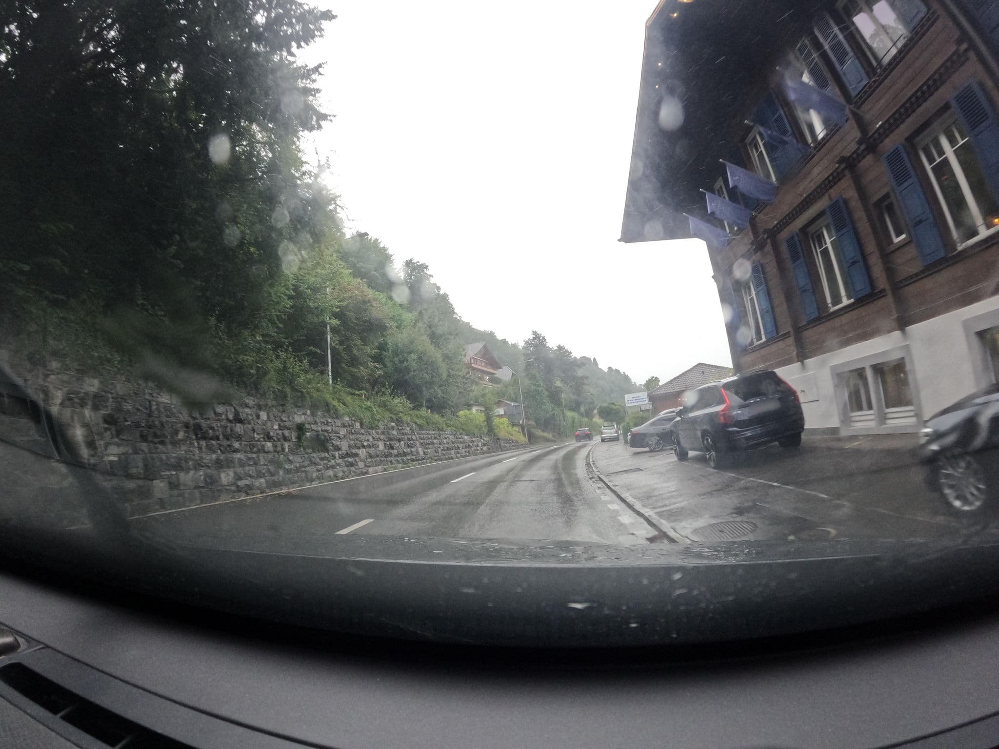 Street view near Hotel- Restaurant Niesenblick, Hilterfingen — © vinisa (CC BY-SA · Mapillary)