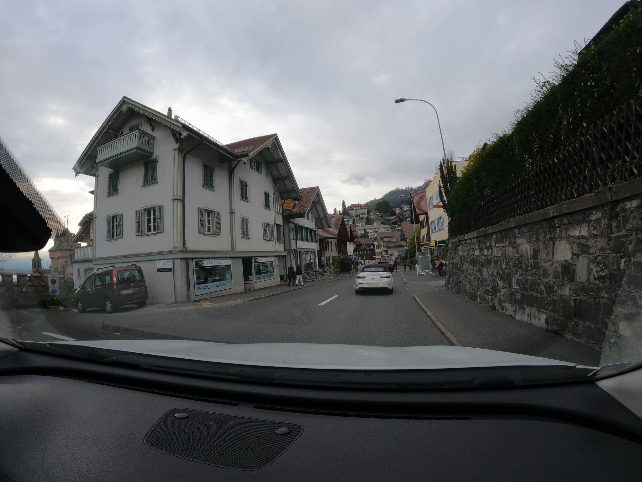Street view near Haus der Schwalbe, Hilterfingen — © alediwi (CC BY-SA · Mapillary)