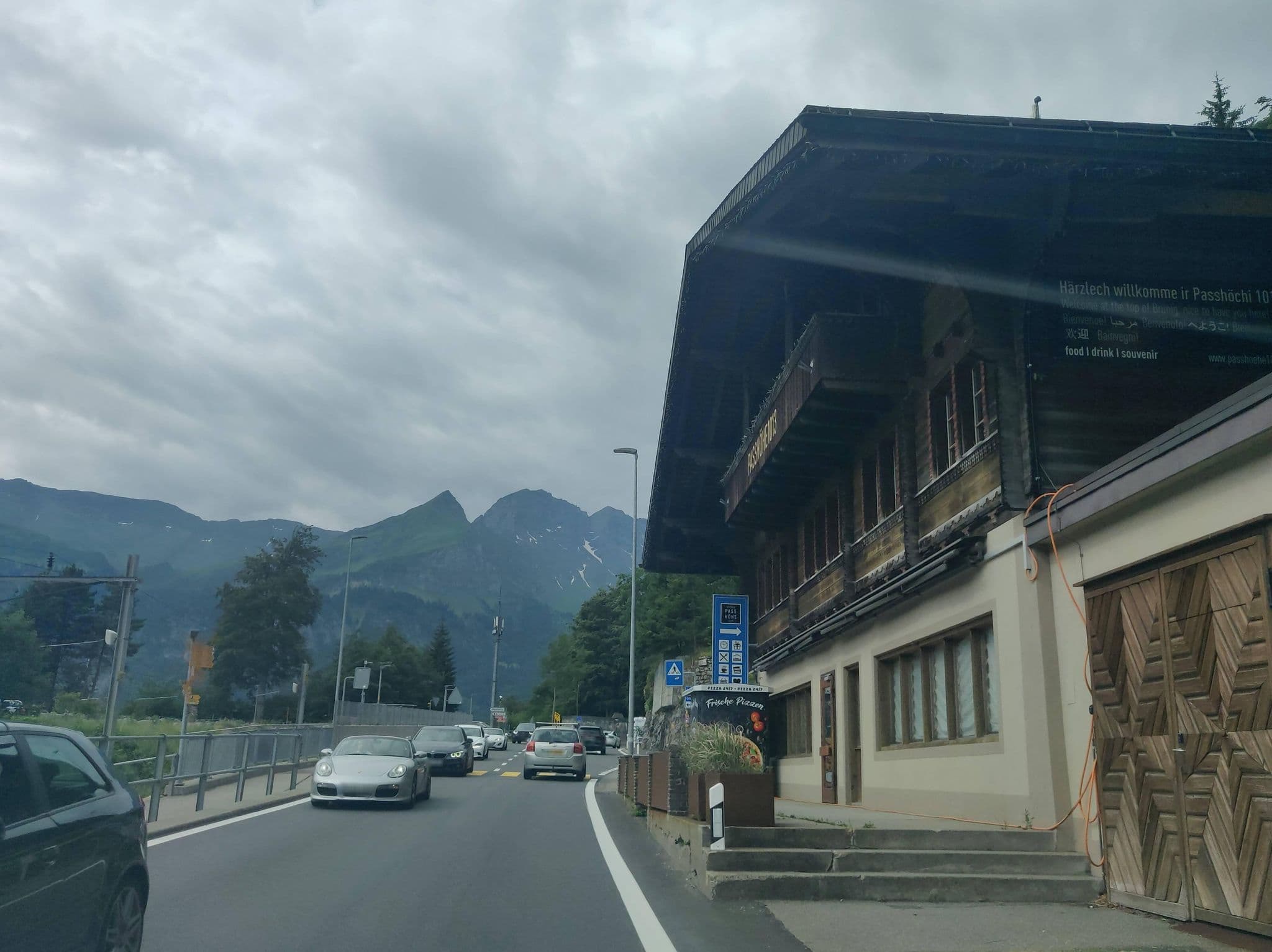 Street view near Brünig Lodge - 24/7 Food & Beverage "Digital Millennials" Lounge, Lungern — © Yha1 (CC BY-SA · Mapillary)