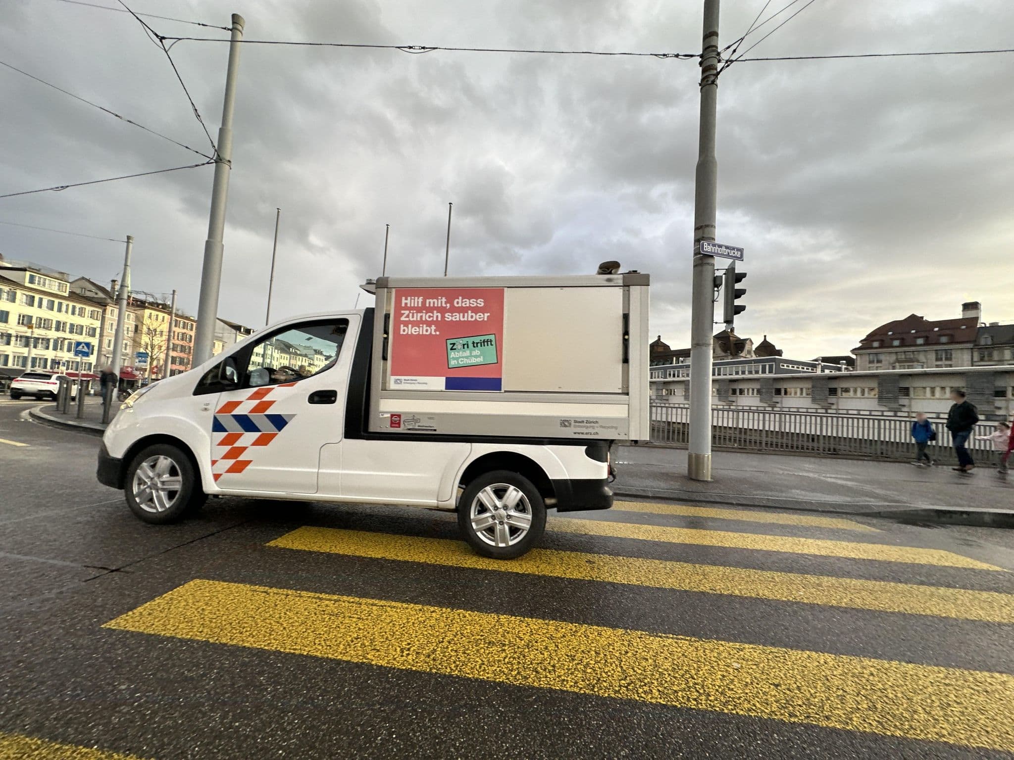 Street view near Central Plaza Hotel Lobby Bar, Zürich (Kreis 1) / Rathaus — © quickness805 (CC BY-SA · Mapillary)