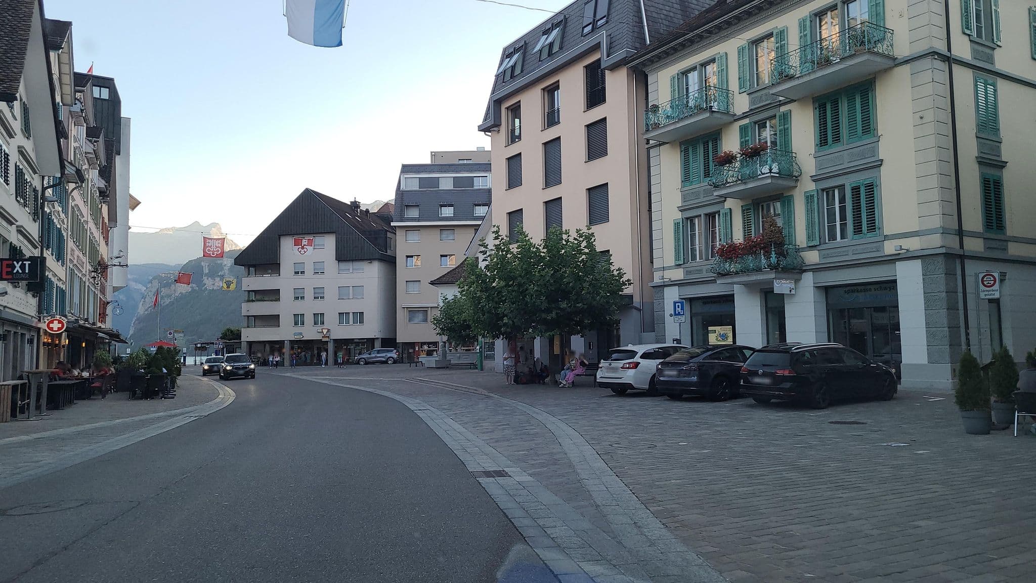 Street view near Hotel Weisses Rössl, Ingenbohl — © chrisbeddow (CC BY-SA · Mapillary)