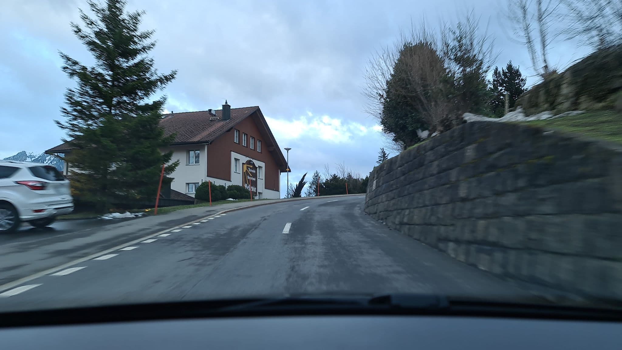 Street view near Hotel Bellevue Seelisberg, Ingenbohl — © alexanderar (CC BY-SA · Mapillary)