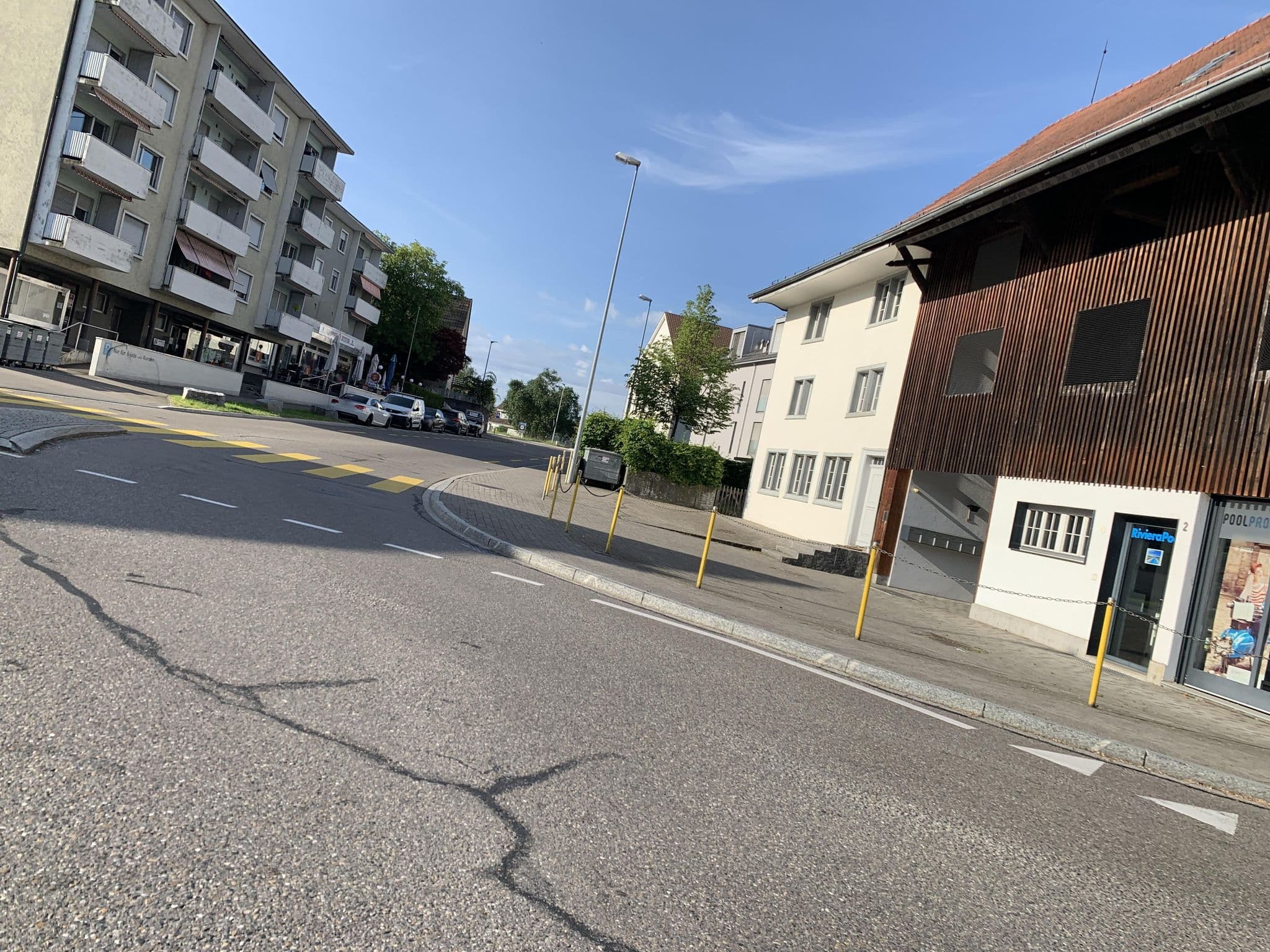 Street view near Isola Bella, Uster / Nieder-Uster — © svencito (CC BY-SA · Mapillary)