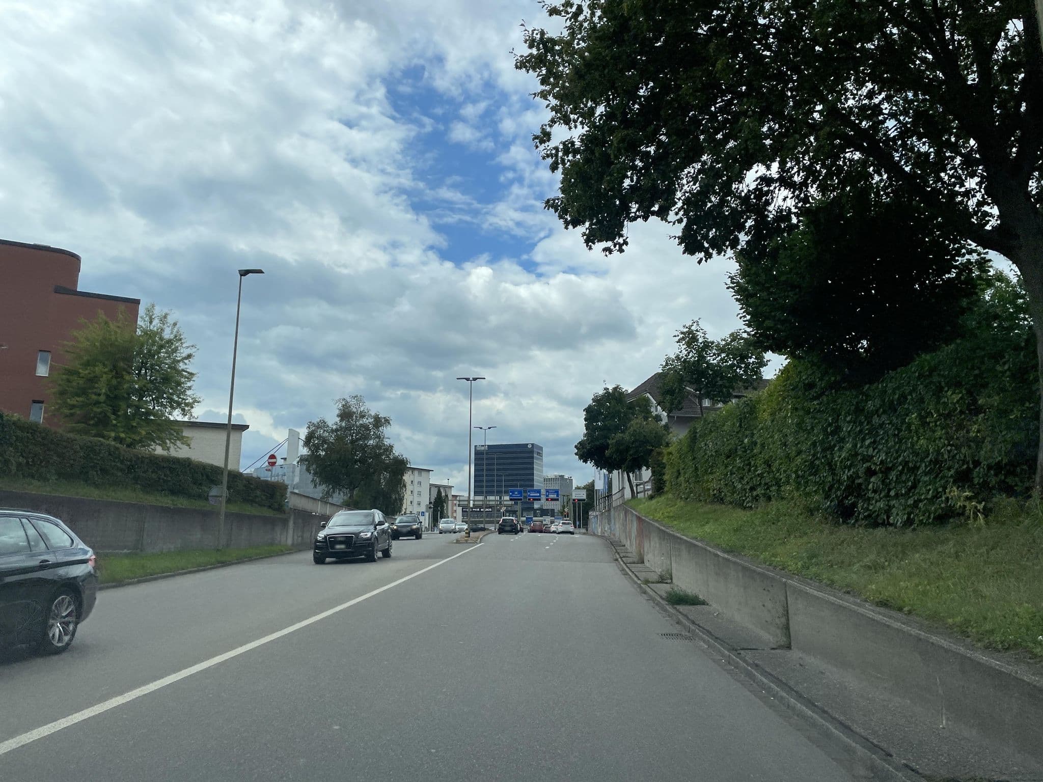 Street view near Senioren Pension Höfli, Wallisellen / Wallisellen-Ost — © u001 (CC BY-SA · Mapillary)