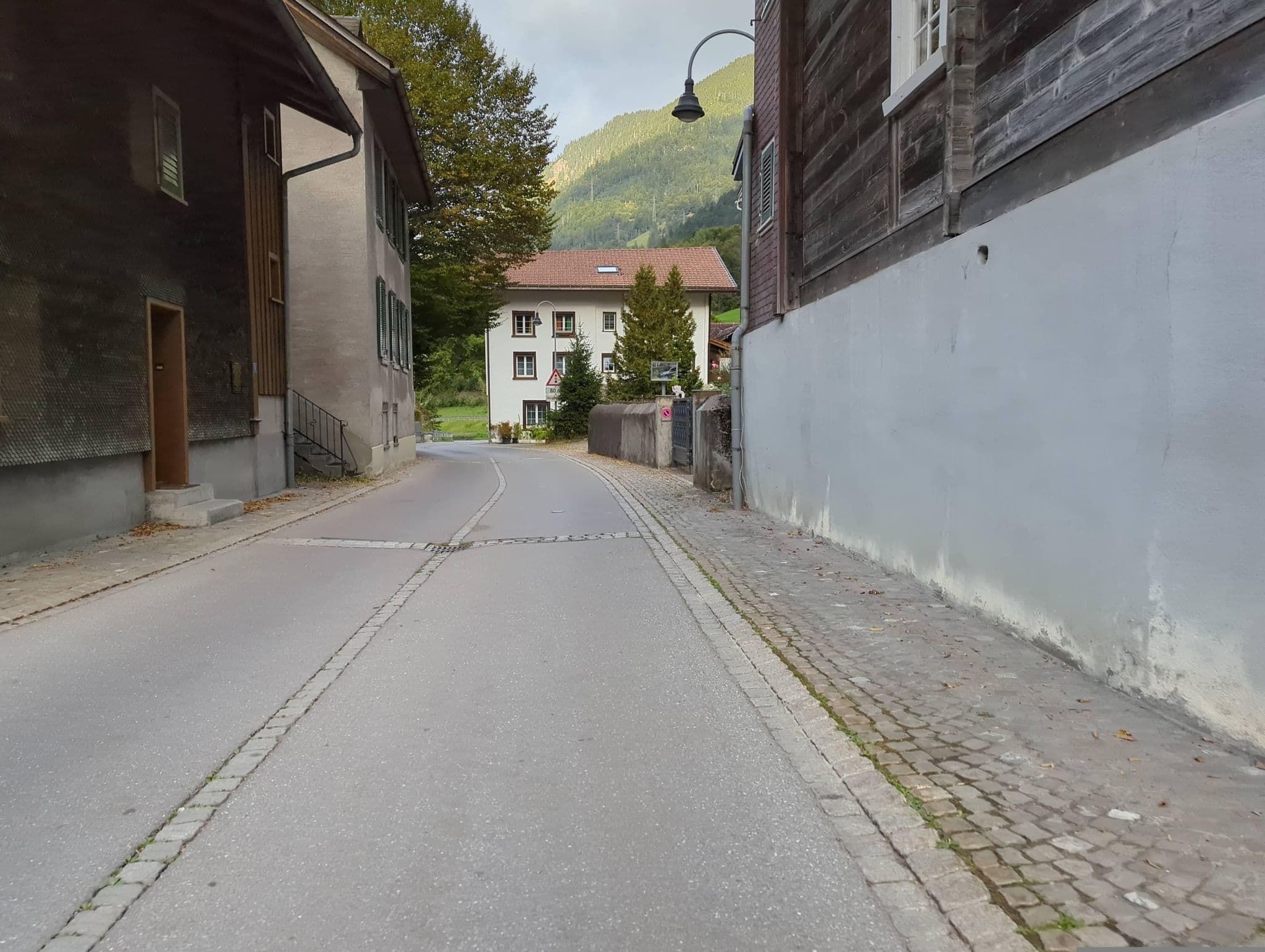 Street view near Ferienwohungen "Alter Raaben", Linthal — © attilaolah (CC BY-SA · Mapillary)