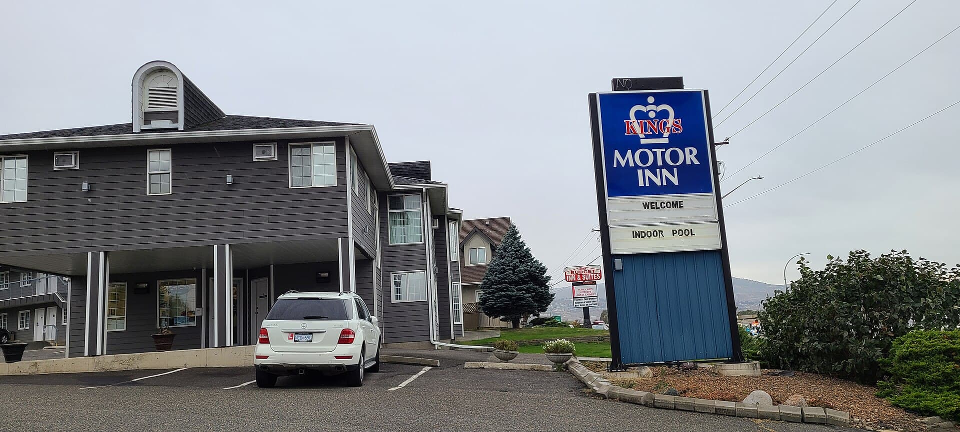 Kings Motor Inn (via Wikimedia Commons, CC BY-SA 3.0)