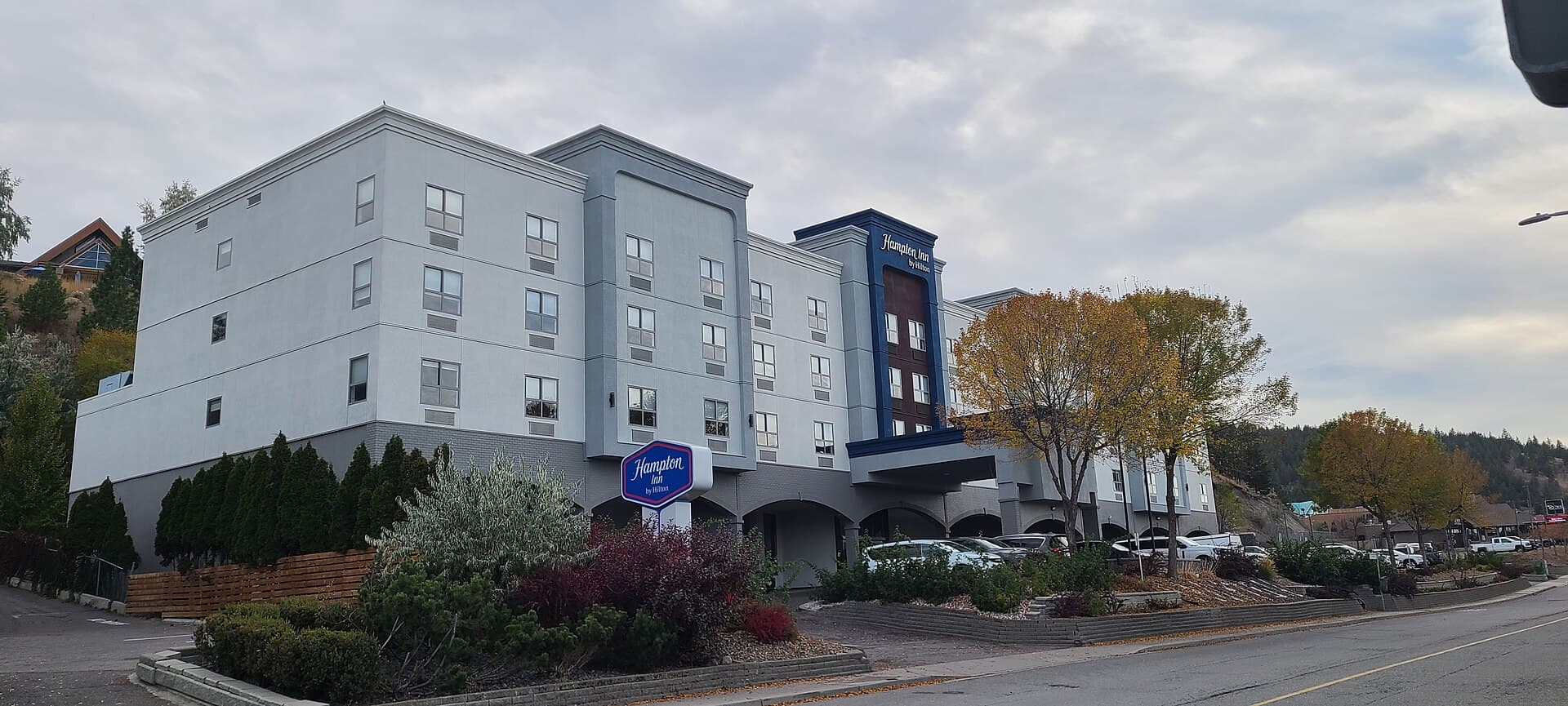 Hampton Inn by Hilton Kamloops (via Wikimedia Commons, CC BY-SA 3.0)