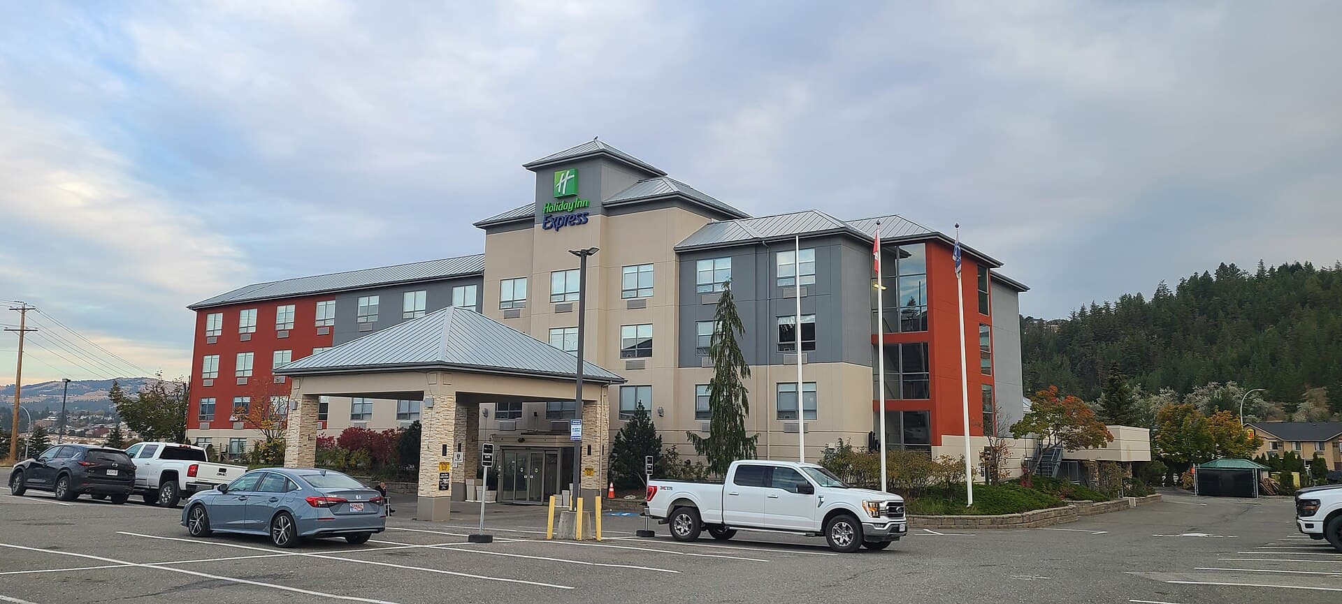 Holiday Inn Express Kamloops (via Wikimedia Commons, CC BY-SA 3.0)