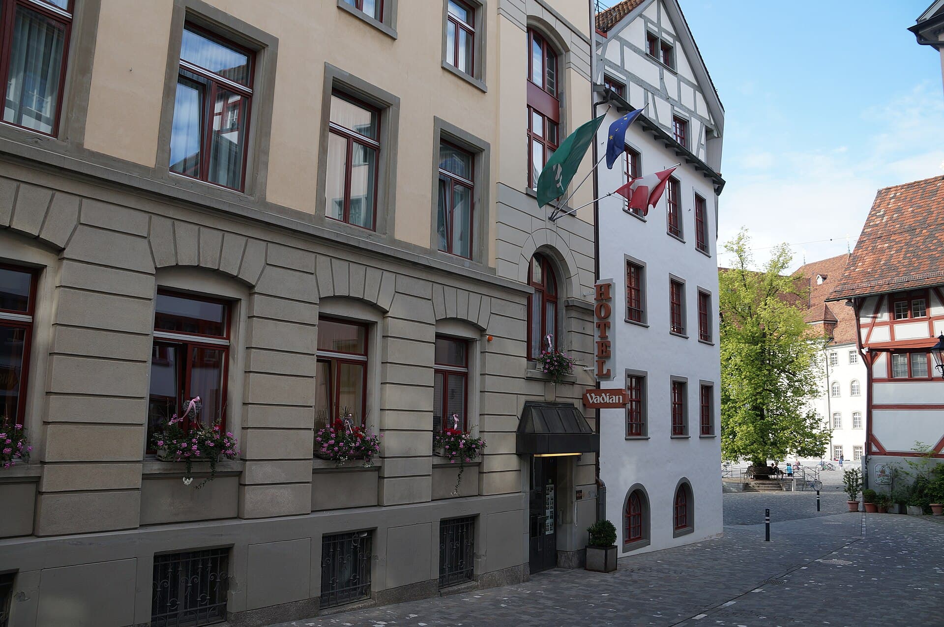 Hotel Vadian (via Wikimedia Commons, CC BY-SA 3.0)