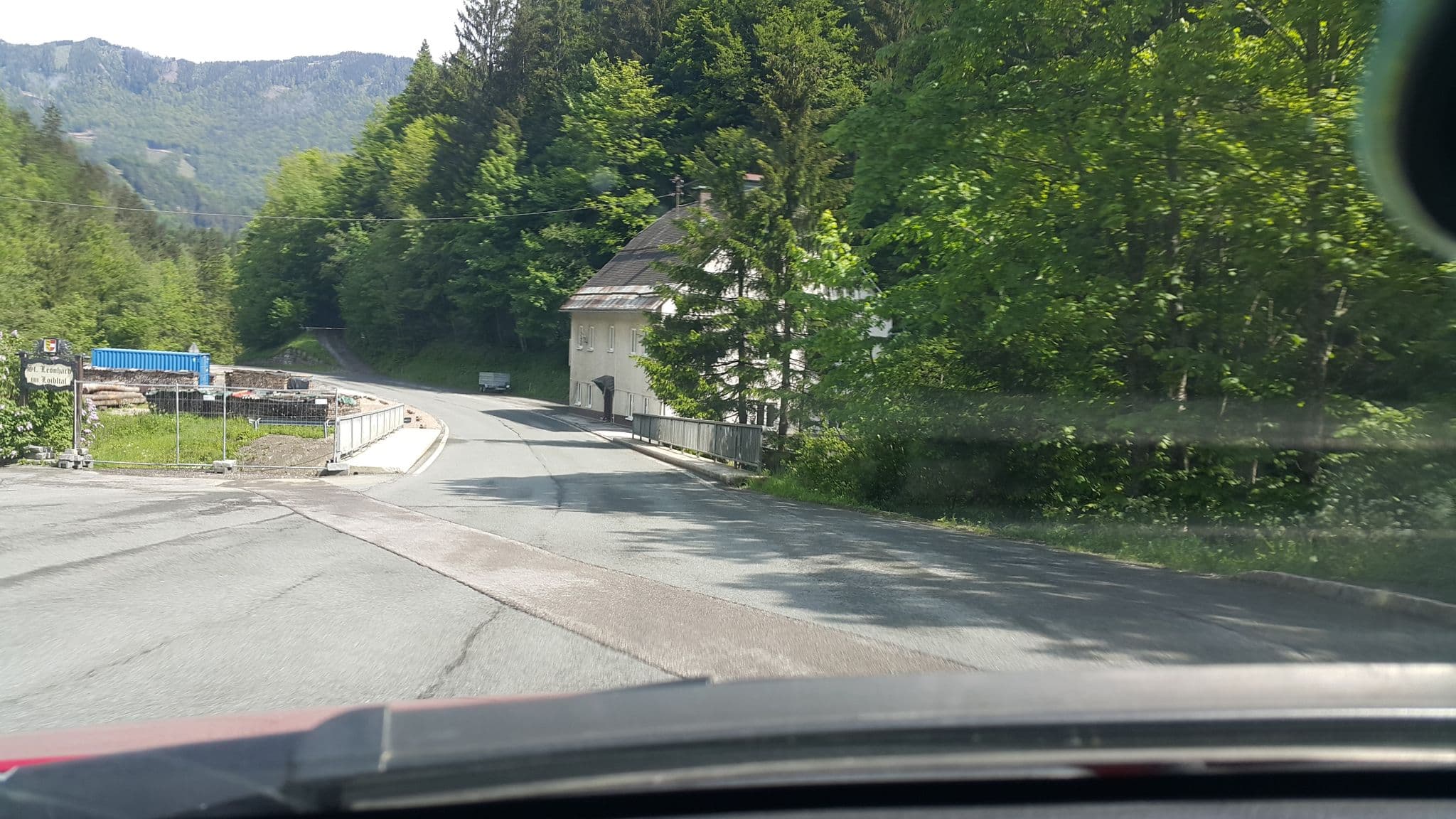 Street view near Gasthaus Kirchenwirt, Ferlach — © urosja (CC BY-SA · Mapillary)