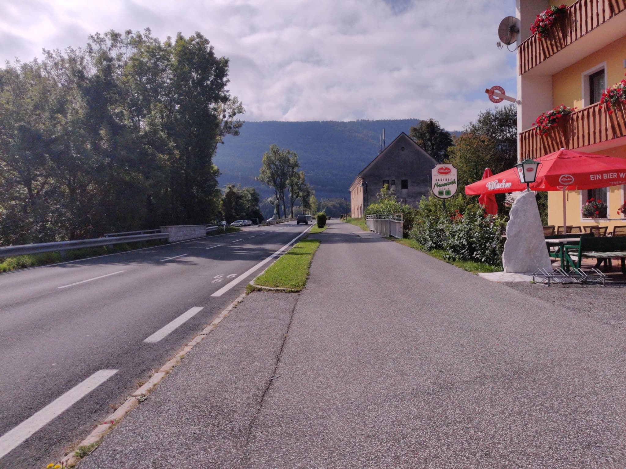 Street view near Gasthof Pension Neuwirth - Galle, Arnoldstein — © aceini (CC BY-SA · Mapillary)