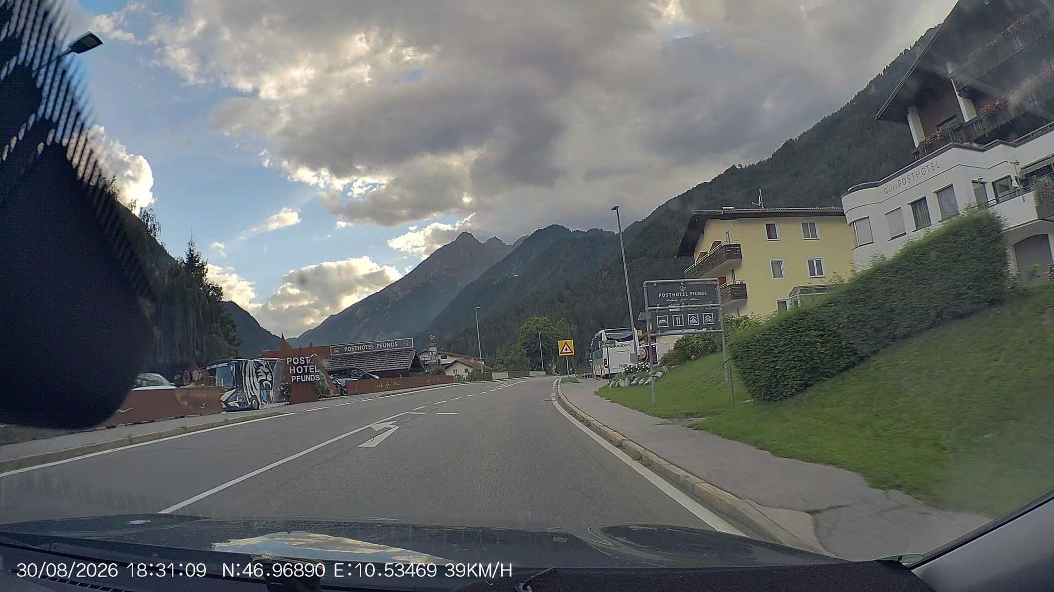 Street view near Hotel Edelweiß - Fam. Kleinhans, Pfunds — © AR88 (CC BY-SA · Mapillary)