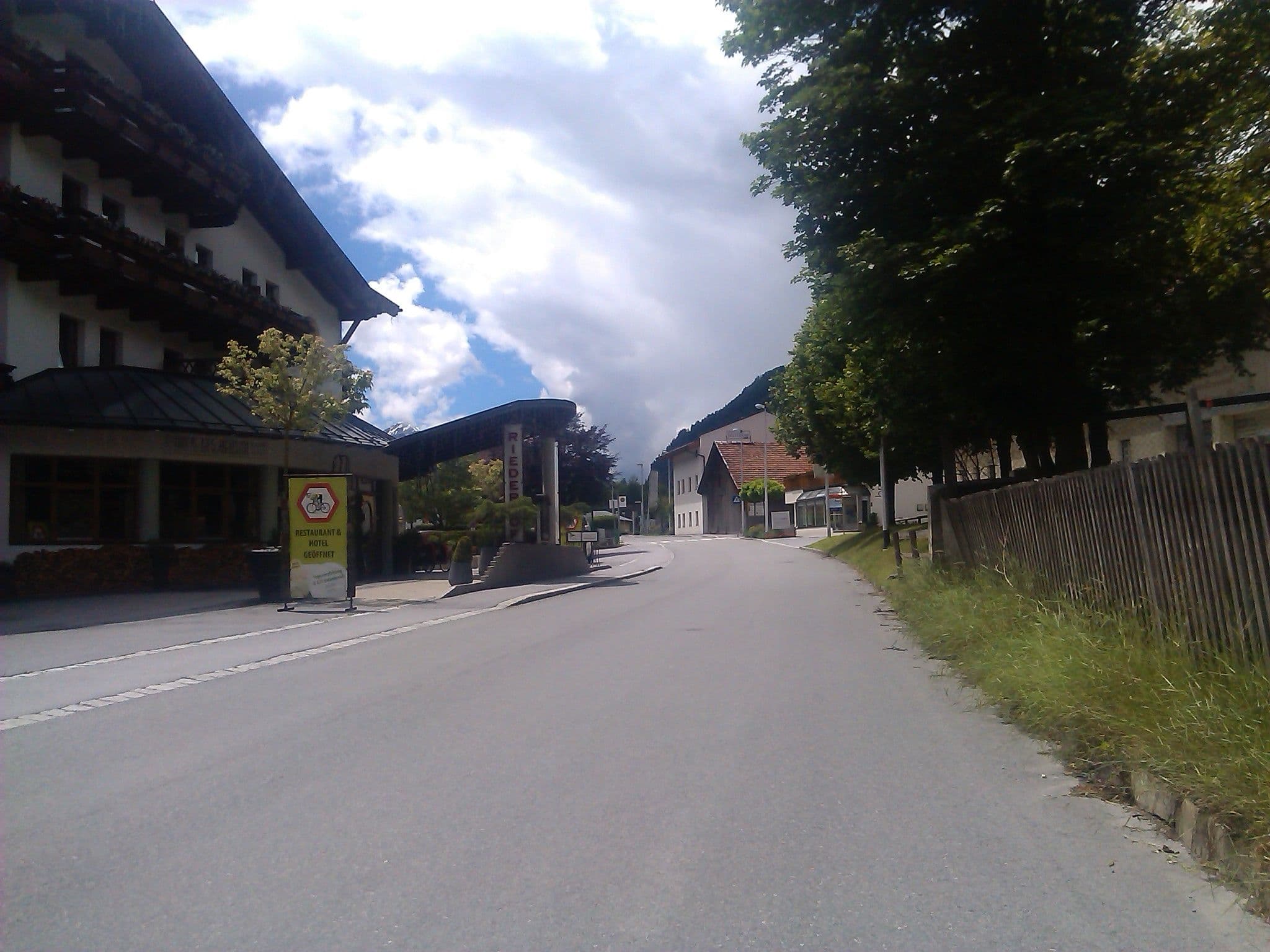 Street view near Franz Mangott, Kommanditgesellschaft, Ried im Oberinntal — © changchun1 (CC BY-SA · Mapillary)