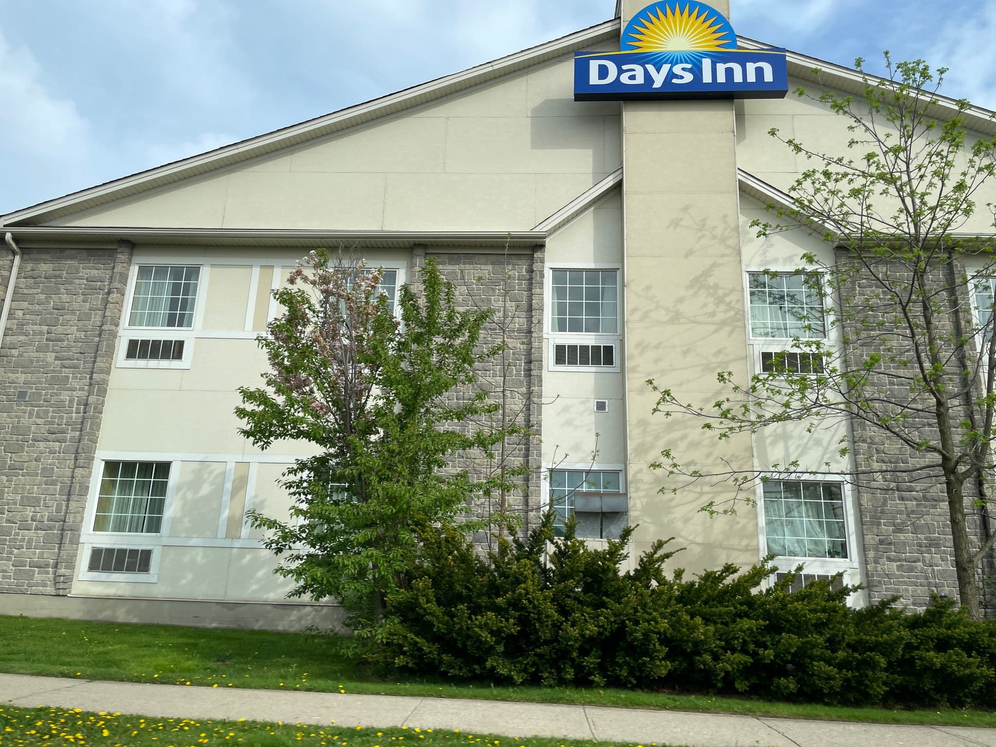 Street view near Days Inn, Guelph — © privateacorn (CC BY-SA · Mapillary)