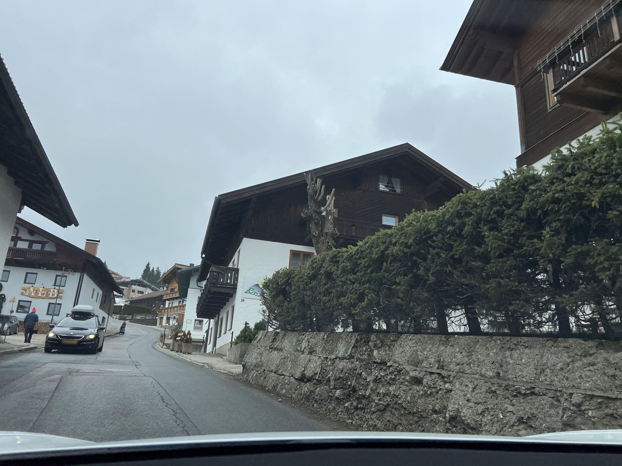 Street view near Simone Hosp, Höfen — © ottor (CC BY-SA · Mapillary)