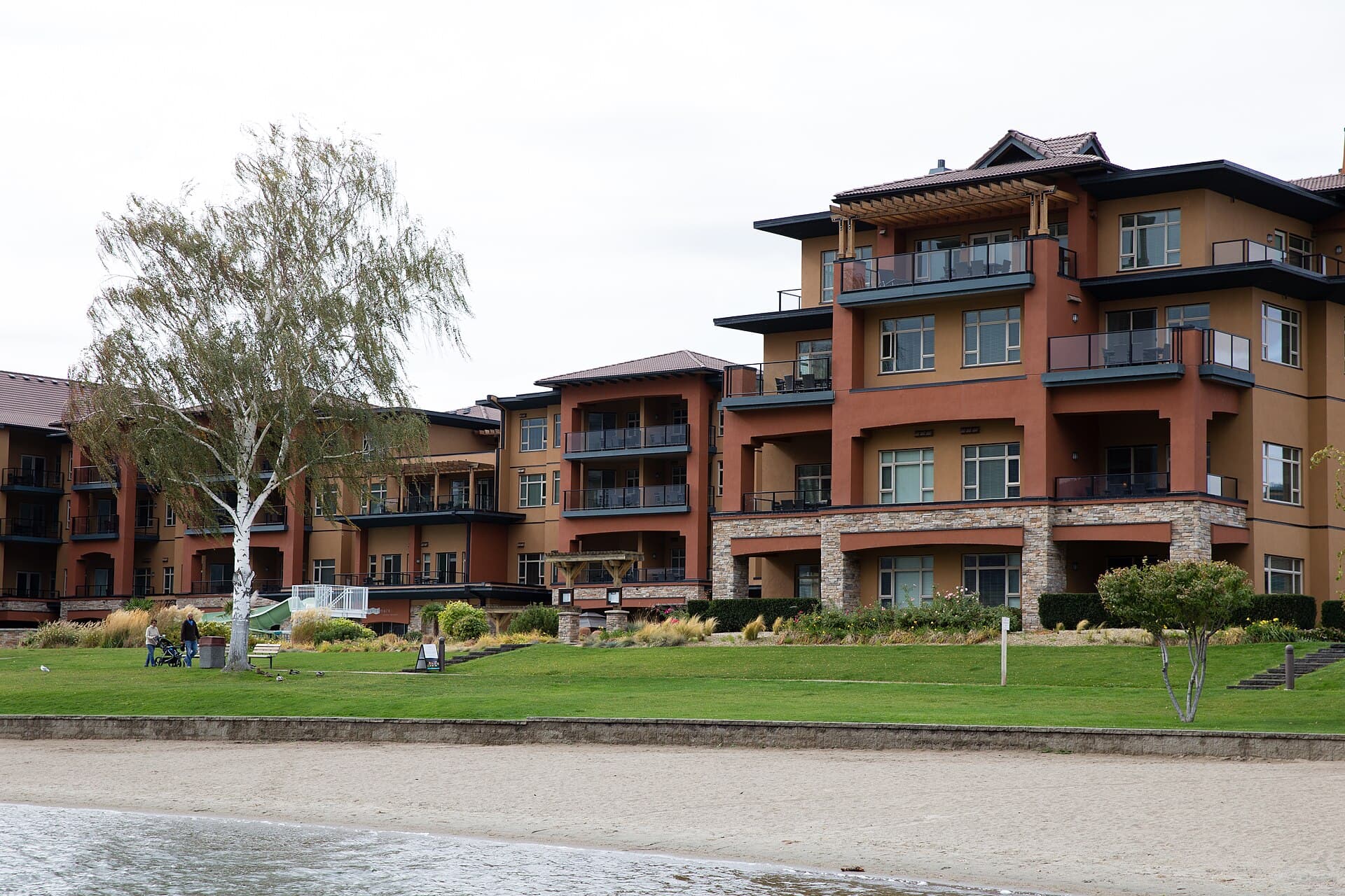 Watermark Beach Resort (via Wikimedia Commons, CC BY-SA 2.0)