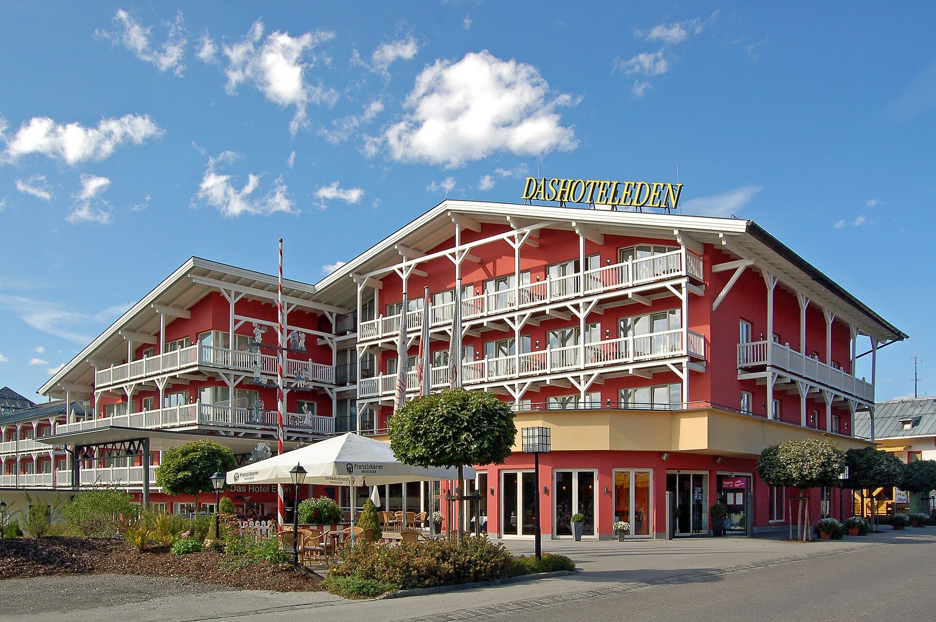 Das Hotel Eden (via Wikimedia Commons, CC BY 2.0)