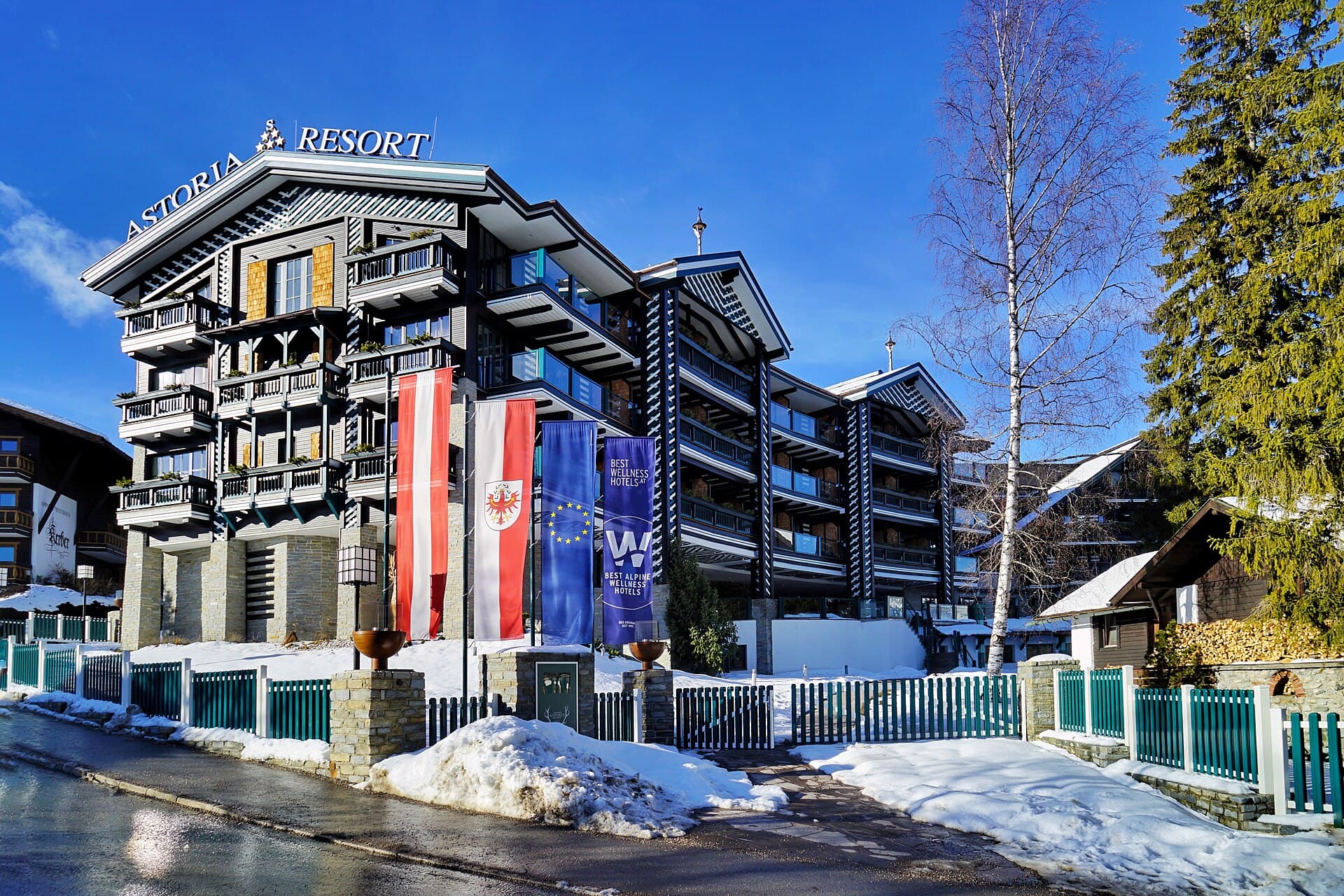 Astoria Resort (via Wikimedia Commons, CC BY-SA 4.0)