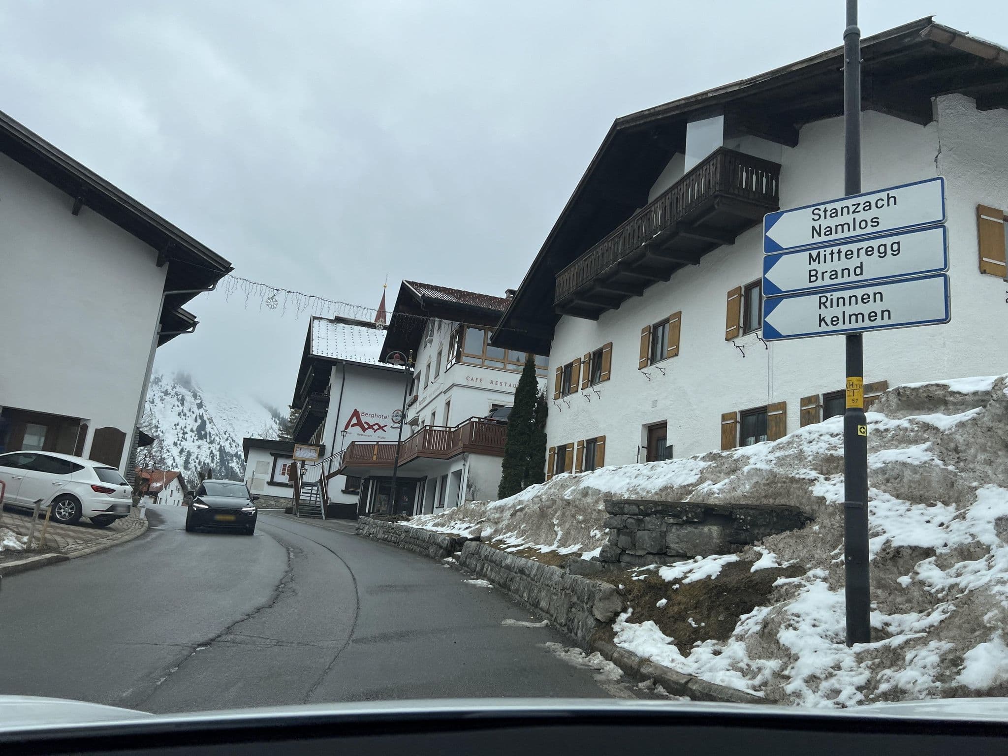 Street view near Haus Bergheimat Berwang in Tirol, Höfen — © ottor (CC BY-SA · Mapillary)