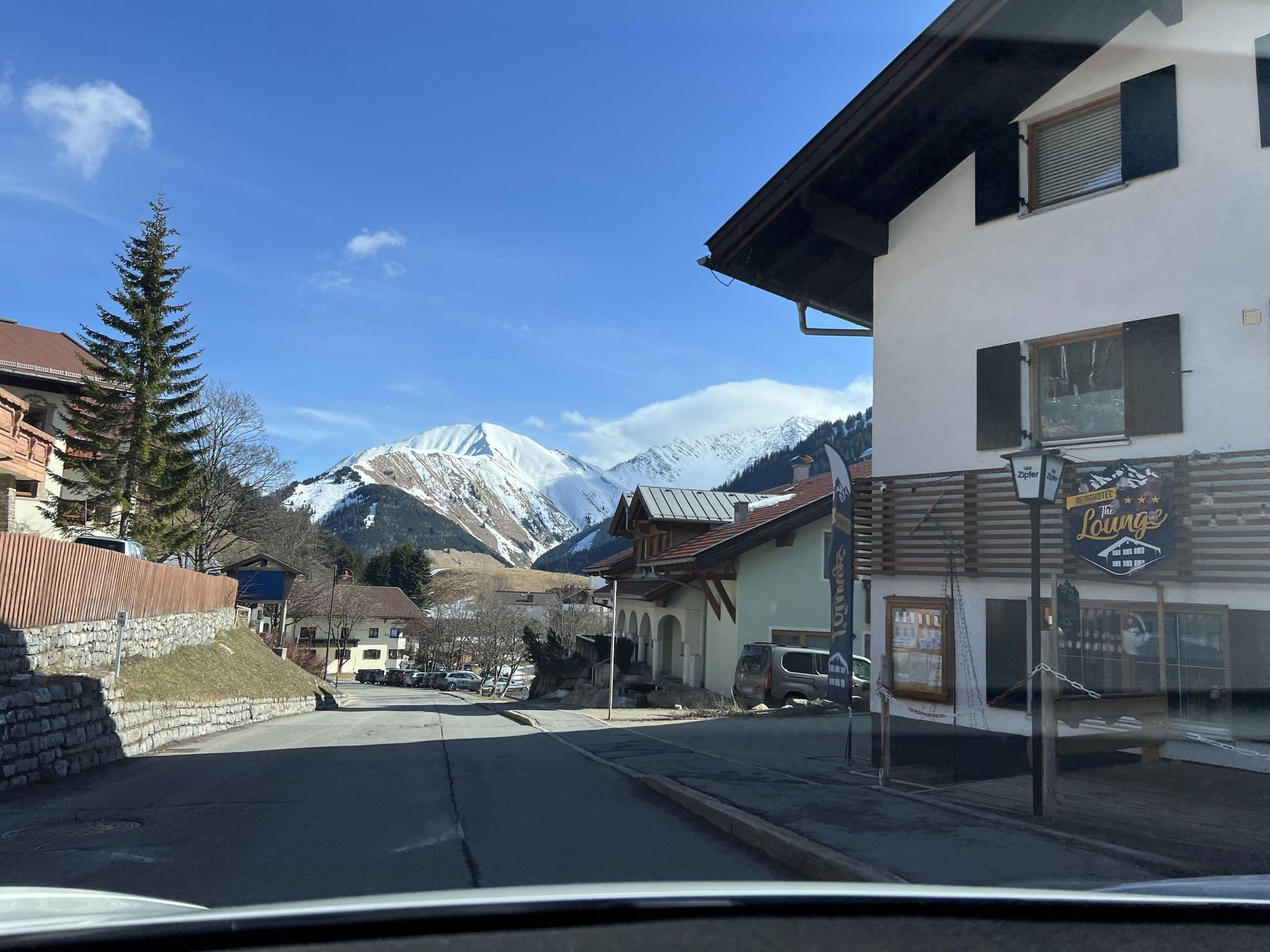 Street view near Janna Asrieva, Höfen — © ottor (CC BY-SA · Mapillary)