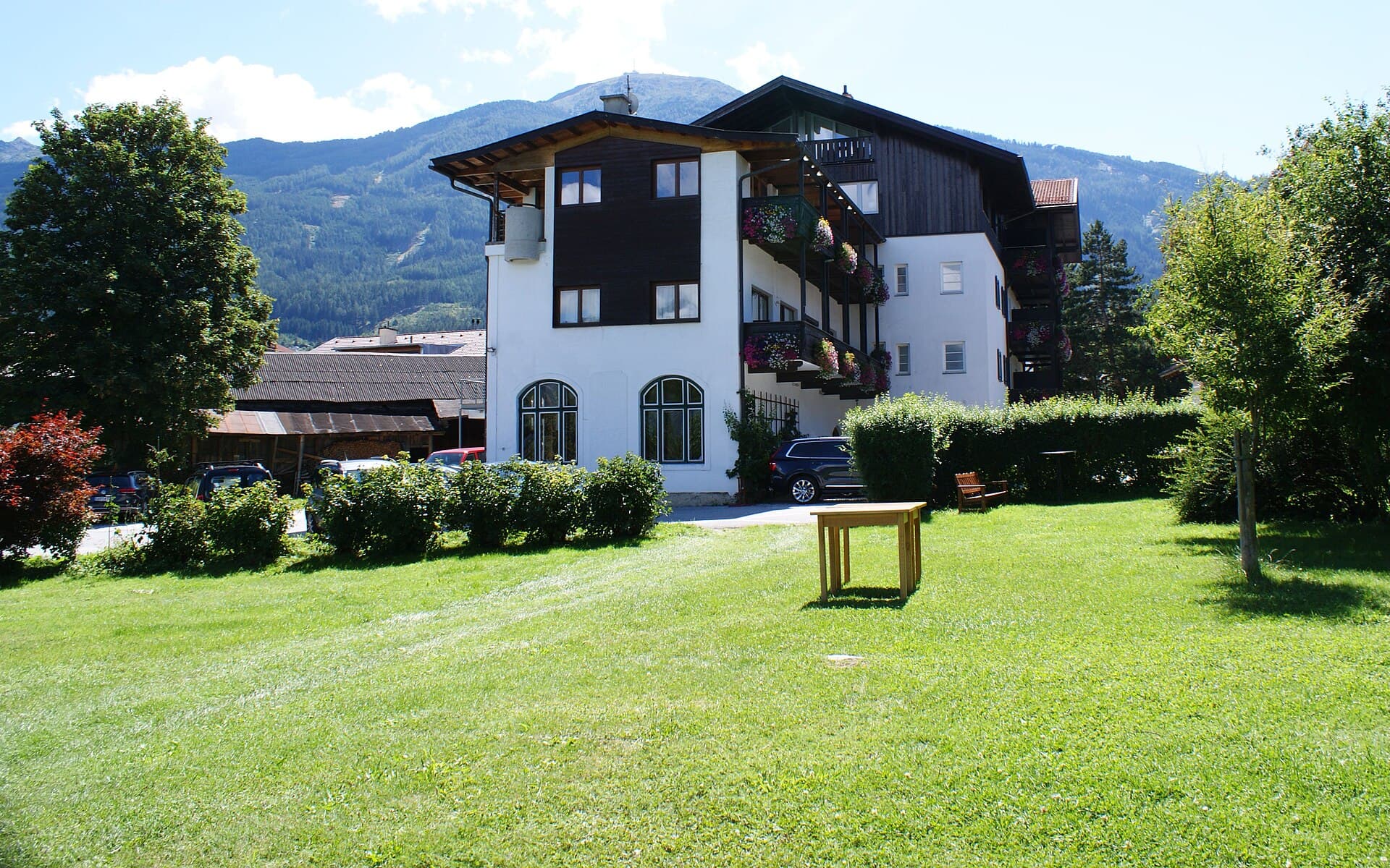Hotel Isserwirt (via Wikimedia Commons, CC BY-SA 4.0)