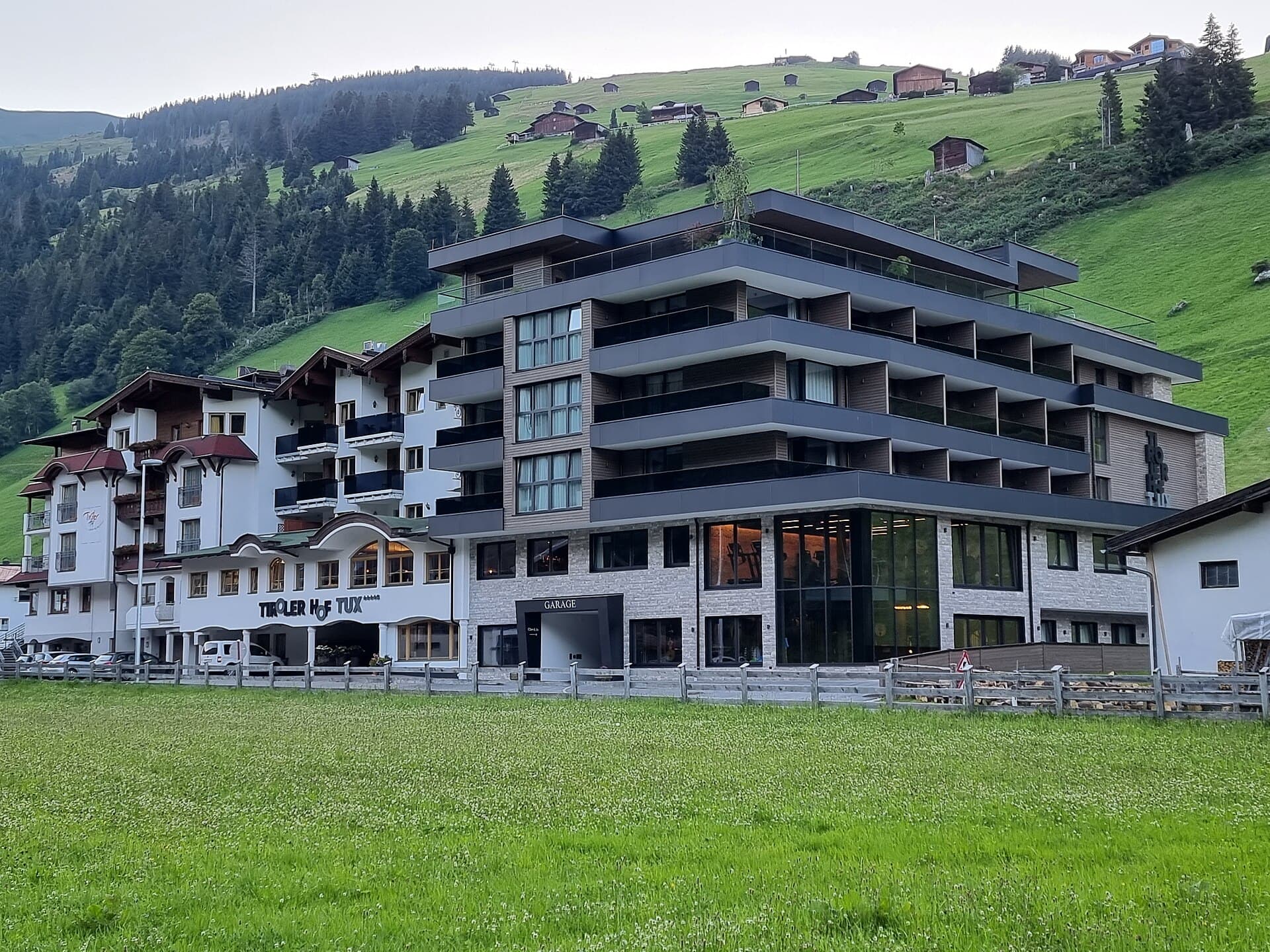 Tirolerhof Hotel (via Wikimedia Commons, CC BY-SA 3.0)