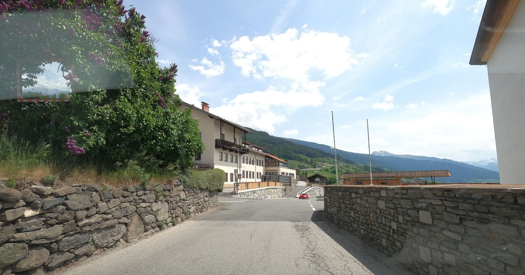 Street view near Gasthaus Hochmahdalm, Schönberg im Stubaital — © masterofnoroad (CC BY-SA · Mapillary)