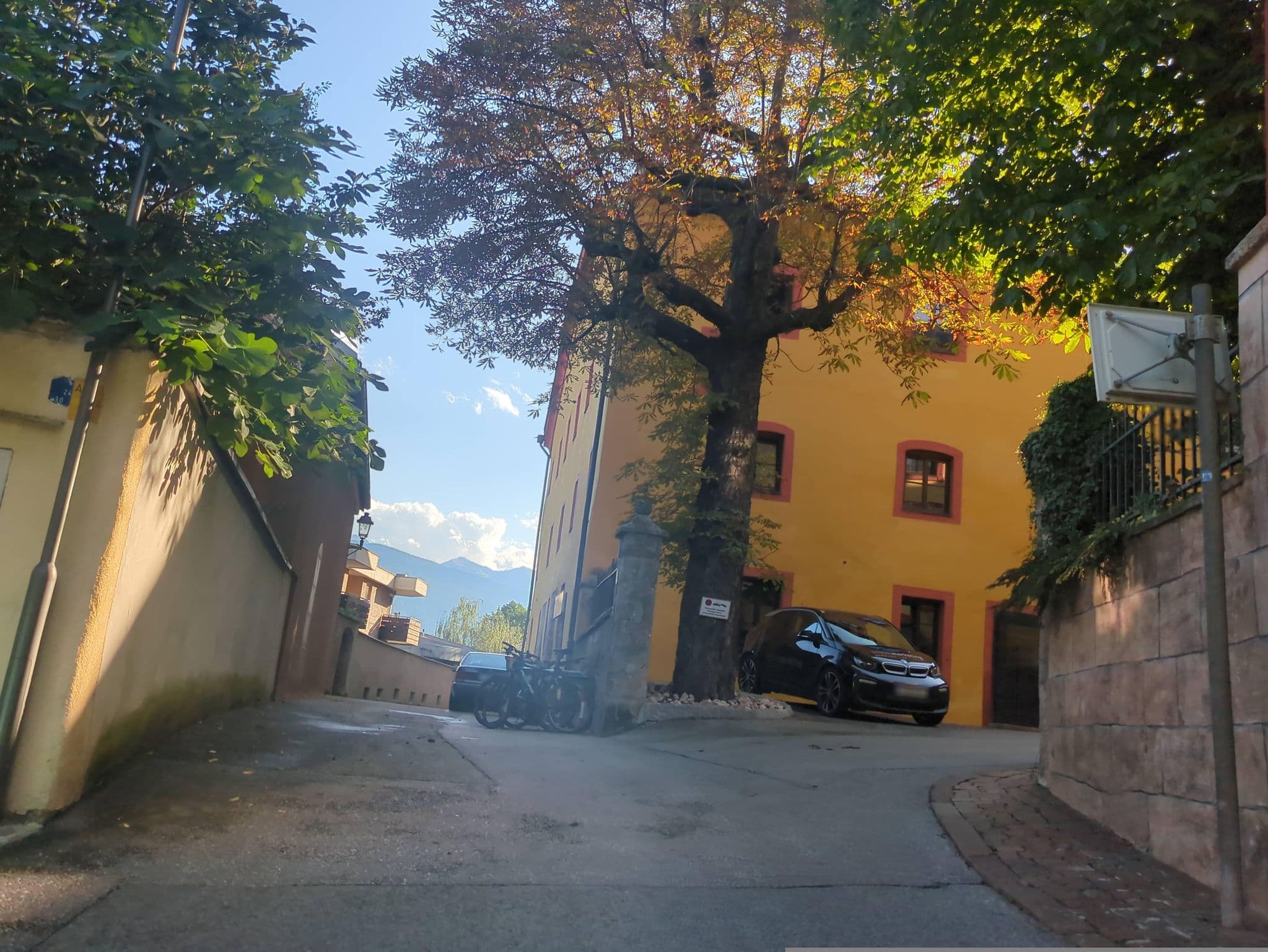 Street view near Pension Glockenhaus, Mühlau — © innsbruck-barrierefrei (CC BY-SA · Mapillary)