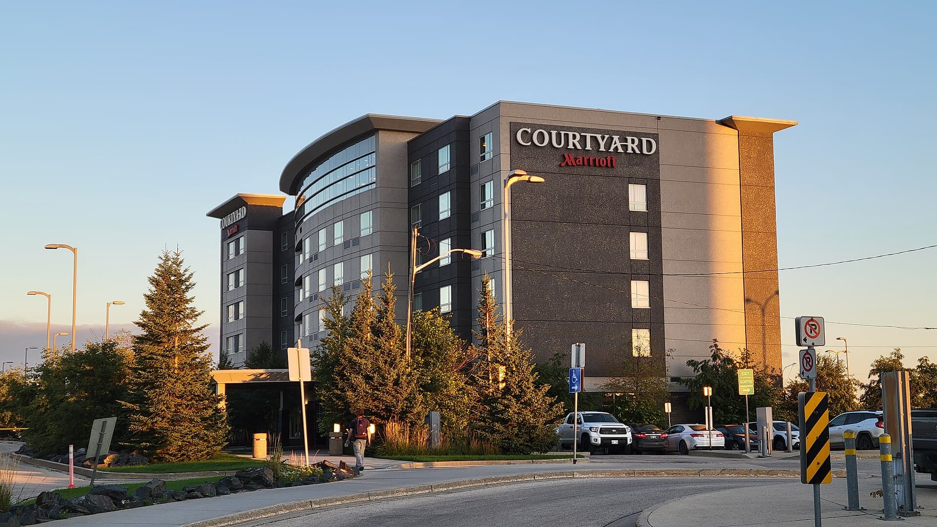 Courtyard by Marriott Winnipeg Airport (via Wikimedia Commons, CC BY-SA 3.0)