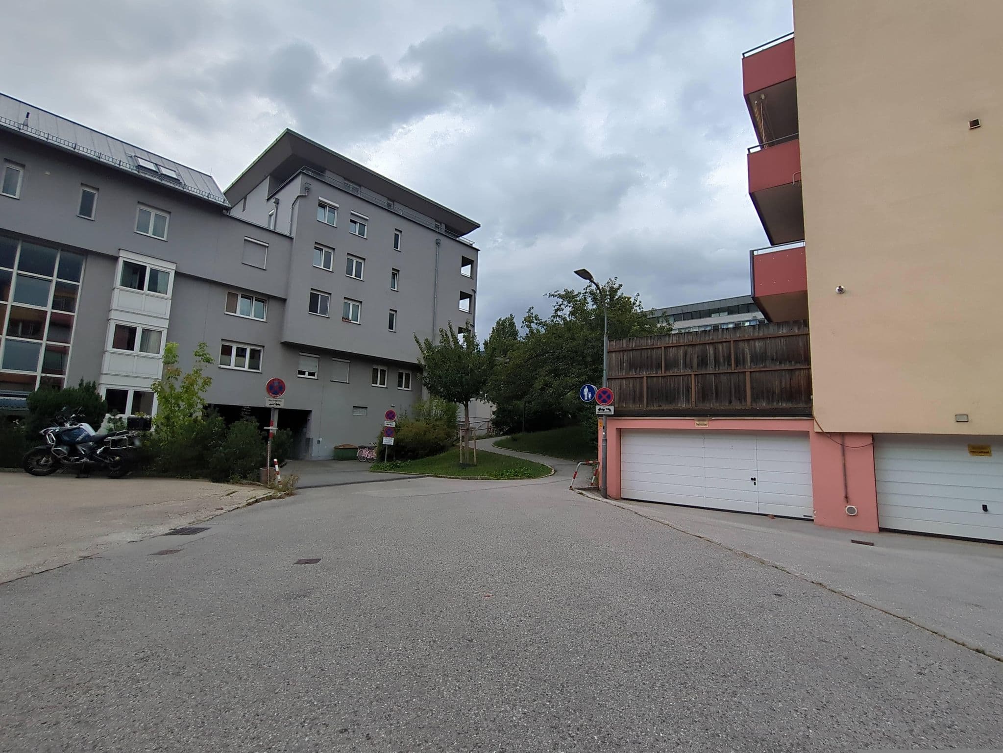 Street view near Hotel Zillertal, Wilten — © innsbruck-barrierefrei (CC BY-SA · Mapillary)