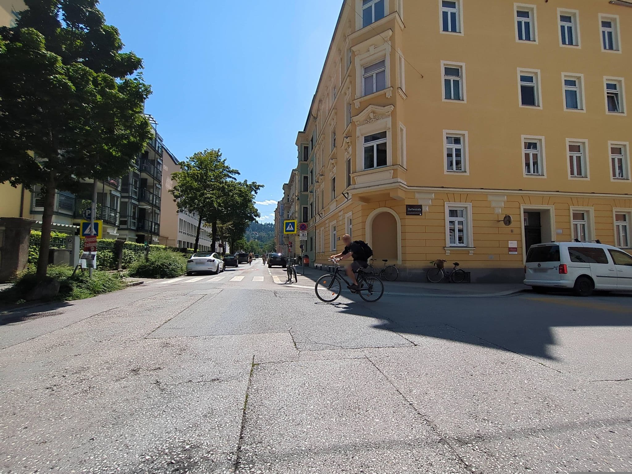 Street view near TIRAK Hotelgesellschaft m.b.H., Wilten — © innsbruck-barrierefrei (CC BY-SA · Mapillary)