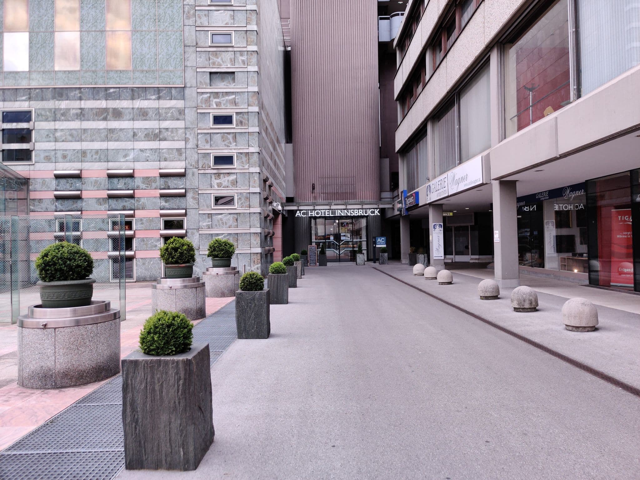 Street view near Hilton Innsbruck, Innsbruck — © aceini (CC BY-SA · Mapillary)