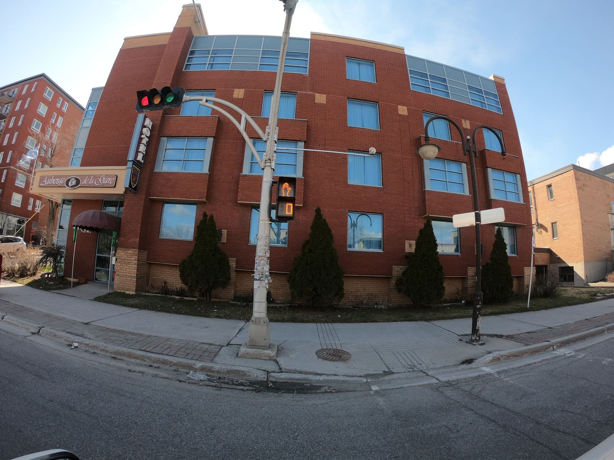 Street view near Auberge de La Gare, Hull — © zzptichka (CC BY-SA · Mapillary)
