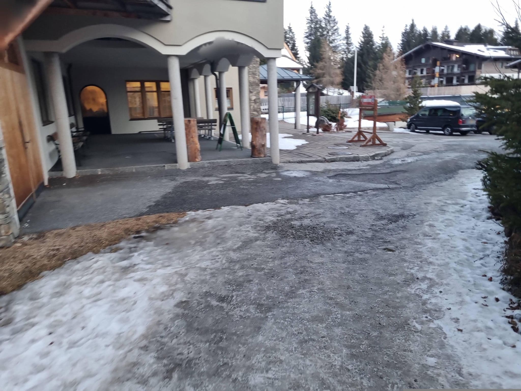 Street view near Hotel Königsleiten Betriebsgesellschaft mit beschränkter Haftung, Neukirchen am Großvenediger — © dsmm (CC BY-SA · Mapillary)