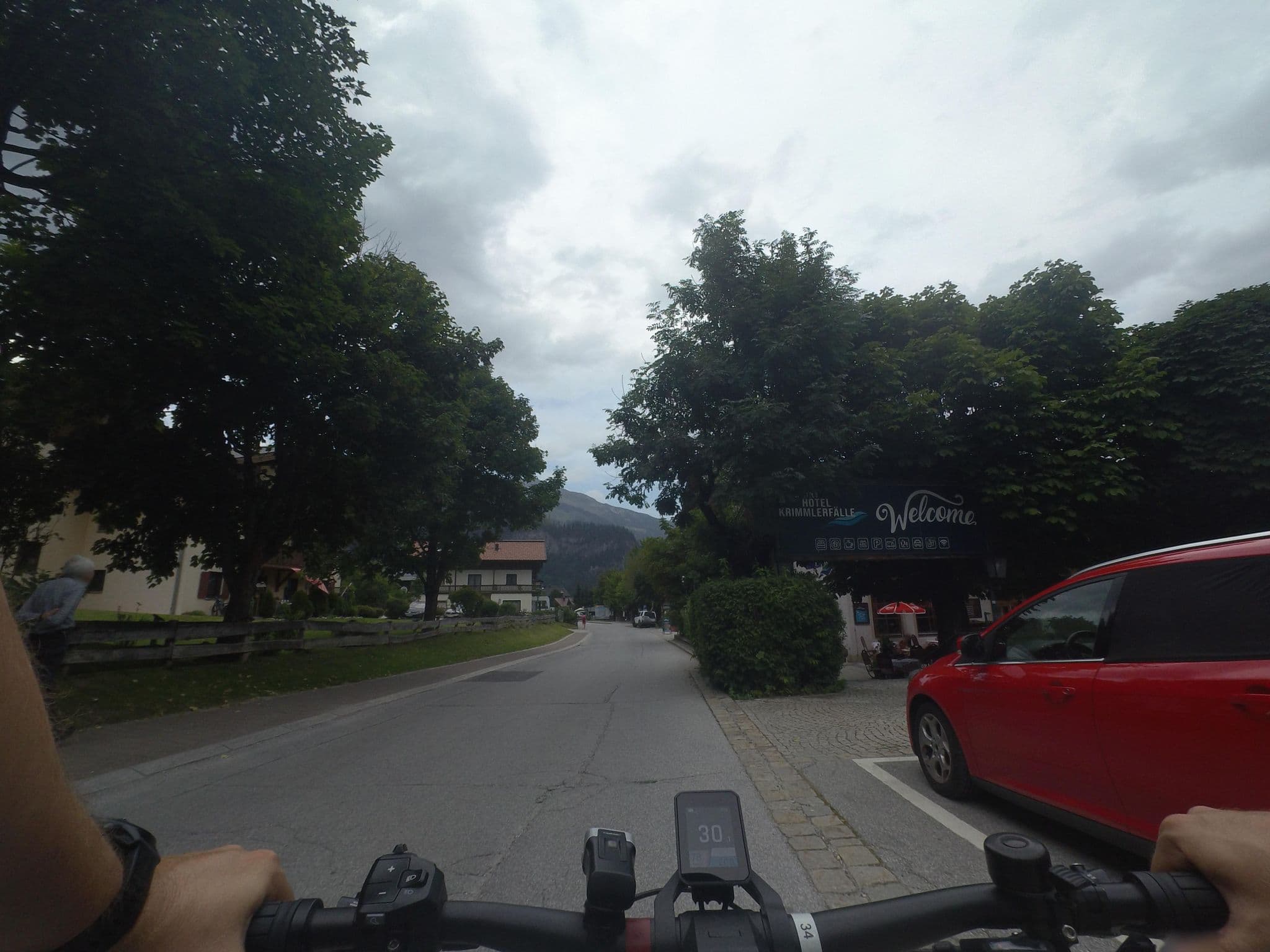 Street view near Restaurant-Hotel Krimmlerfälle, Neukirchen am Großvenediger — © schermy_at (CC BY-SA · Mapillary)