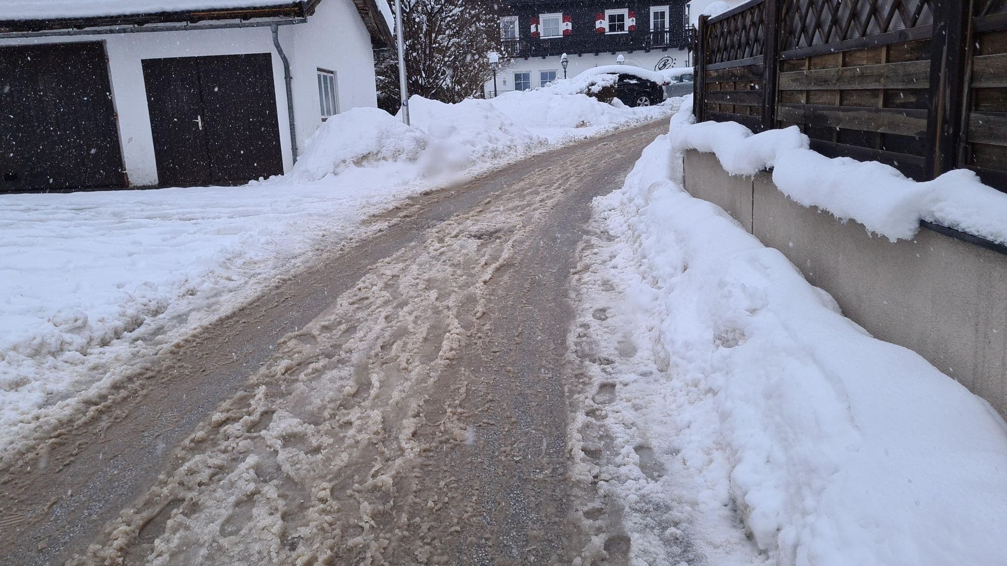Street view near Pension Mayer, Neukirchen am Großvenediger — © dsmm (CC BY-SA · Mapillary)