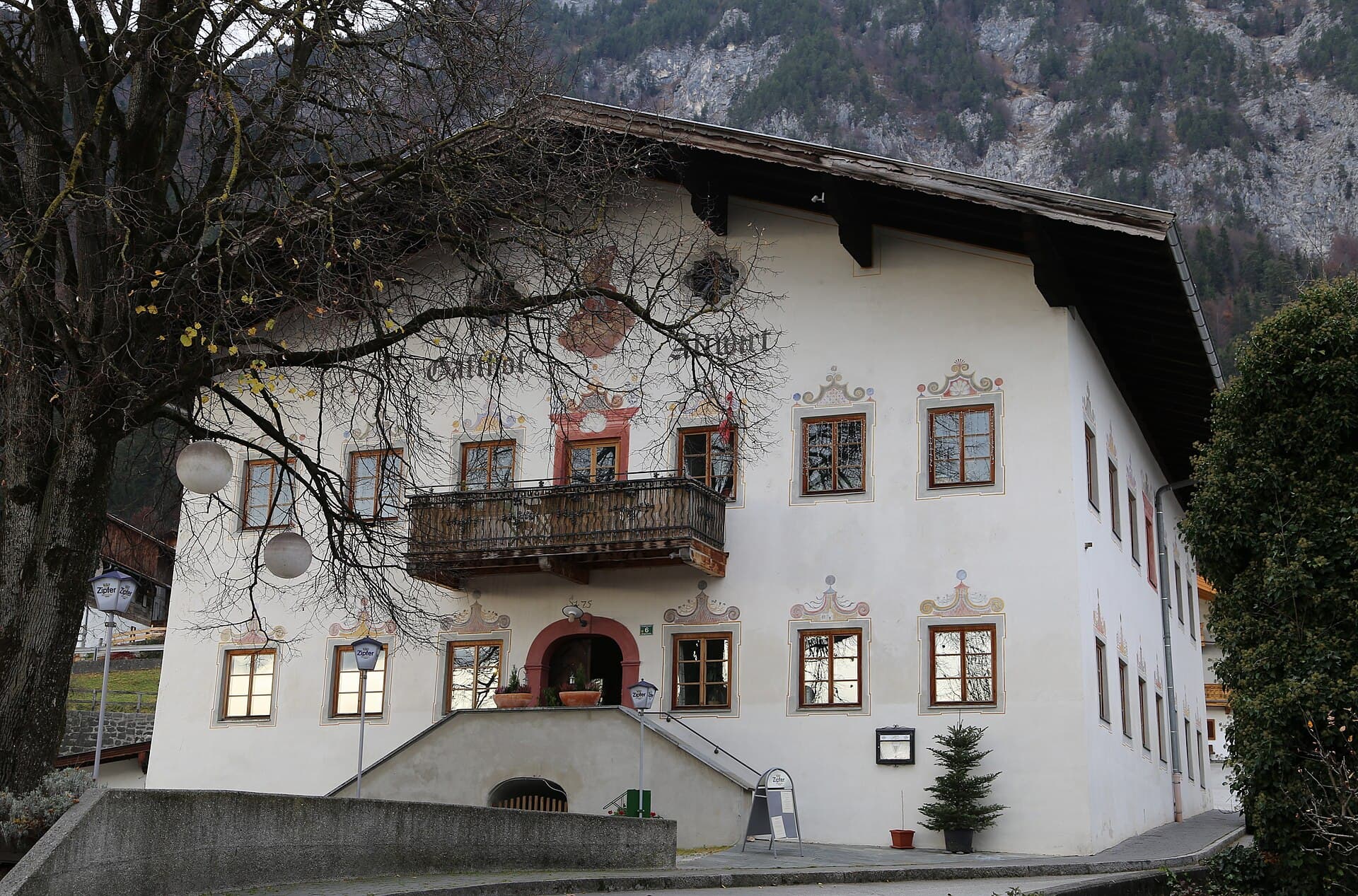 Gasthof Altwirt (via Wikimedia Commons, CC BY-SA 3.0)