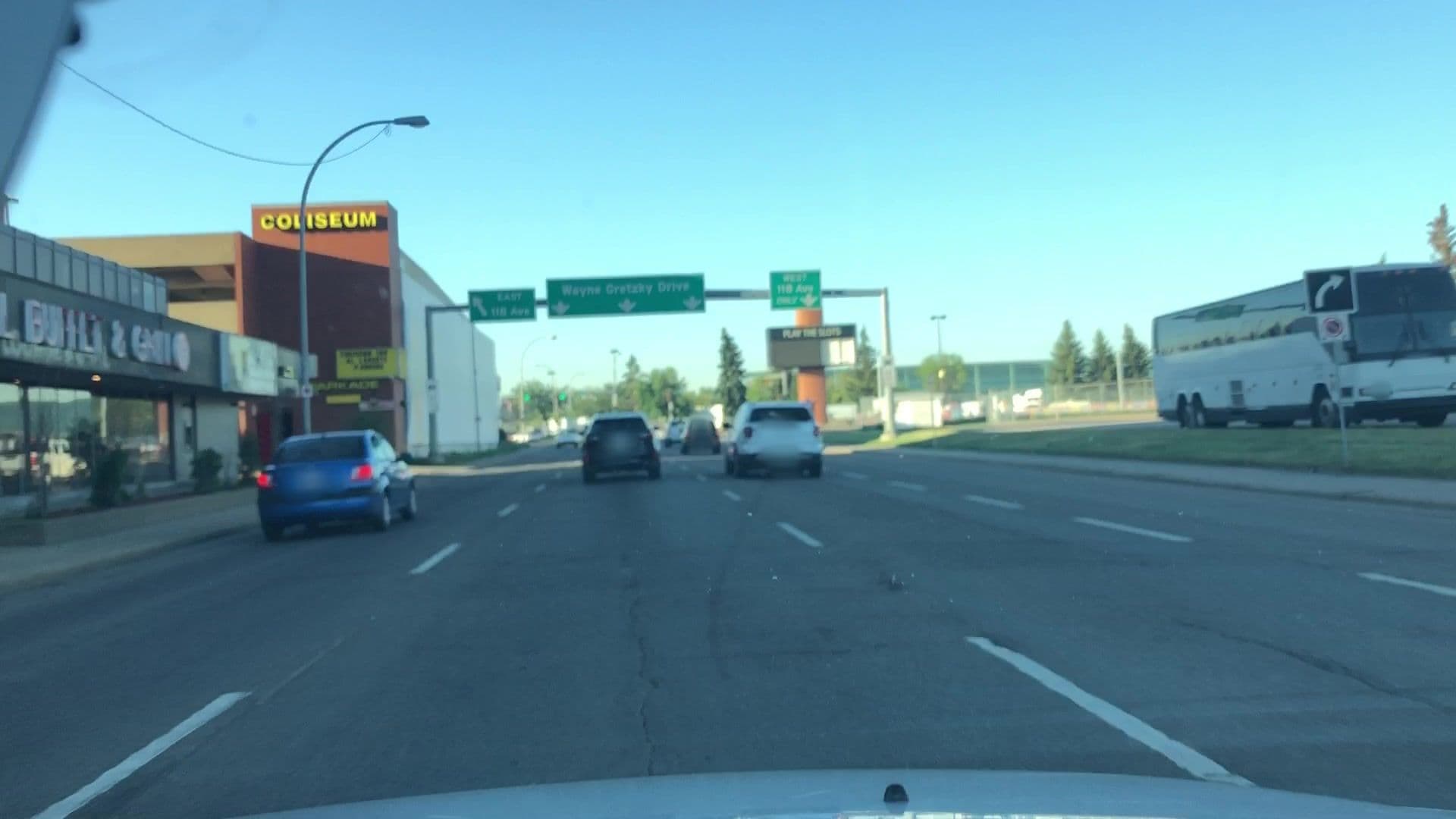 Street view near Coliseum Inn, Montrose — © lvl5 (CC BY-SA · Mapillary)