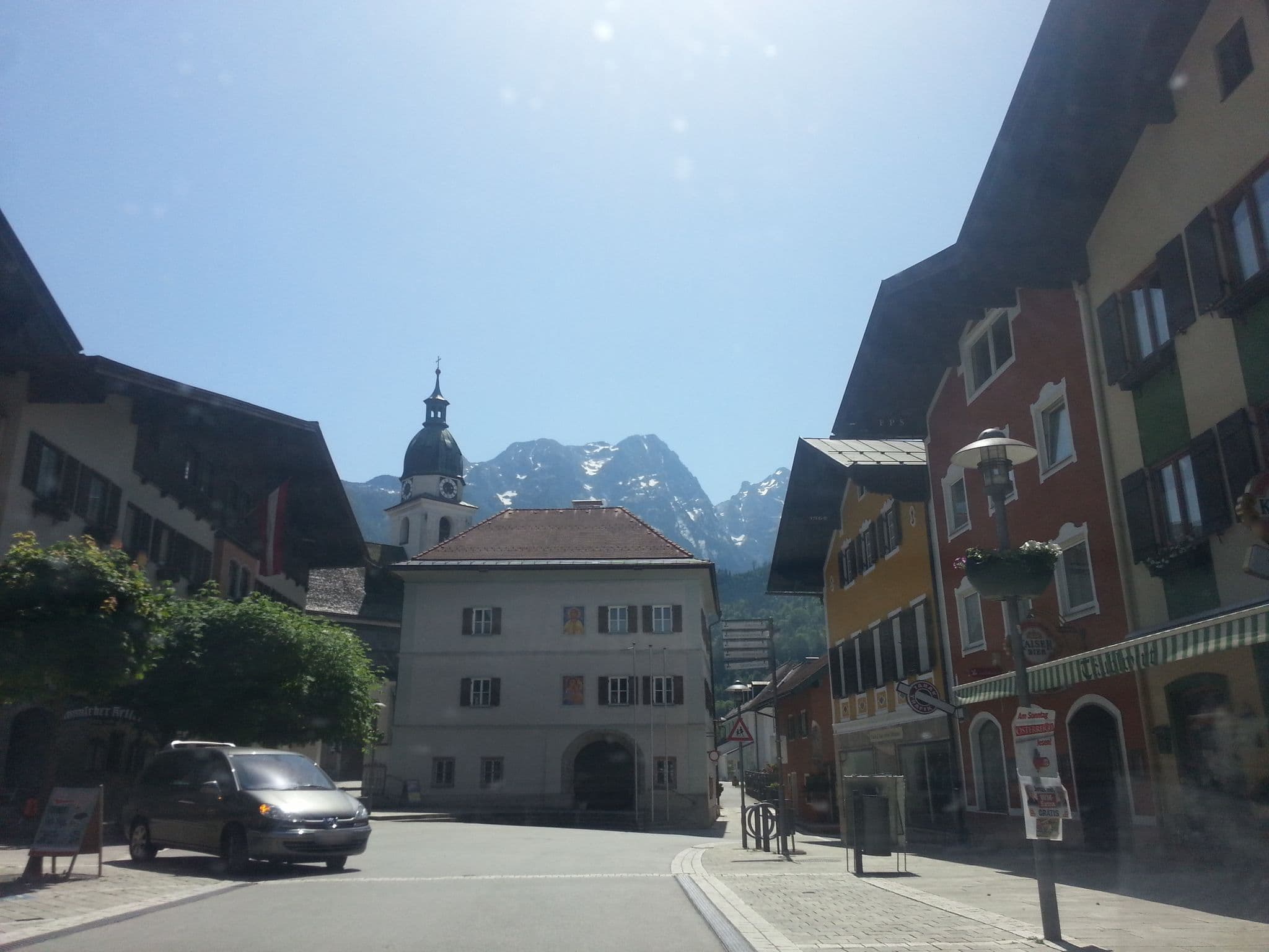 Street view near Gasthaus Täublwirt, Kuchl — © knjegi (CC BY-SA · Mapillary)