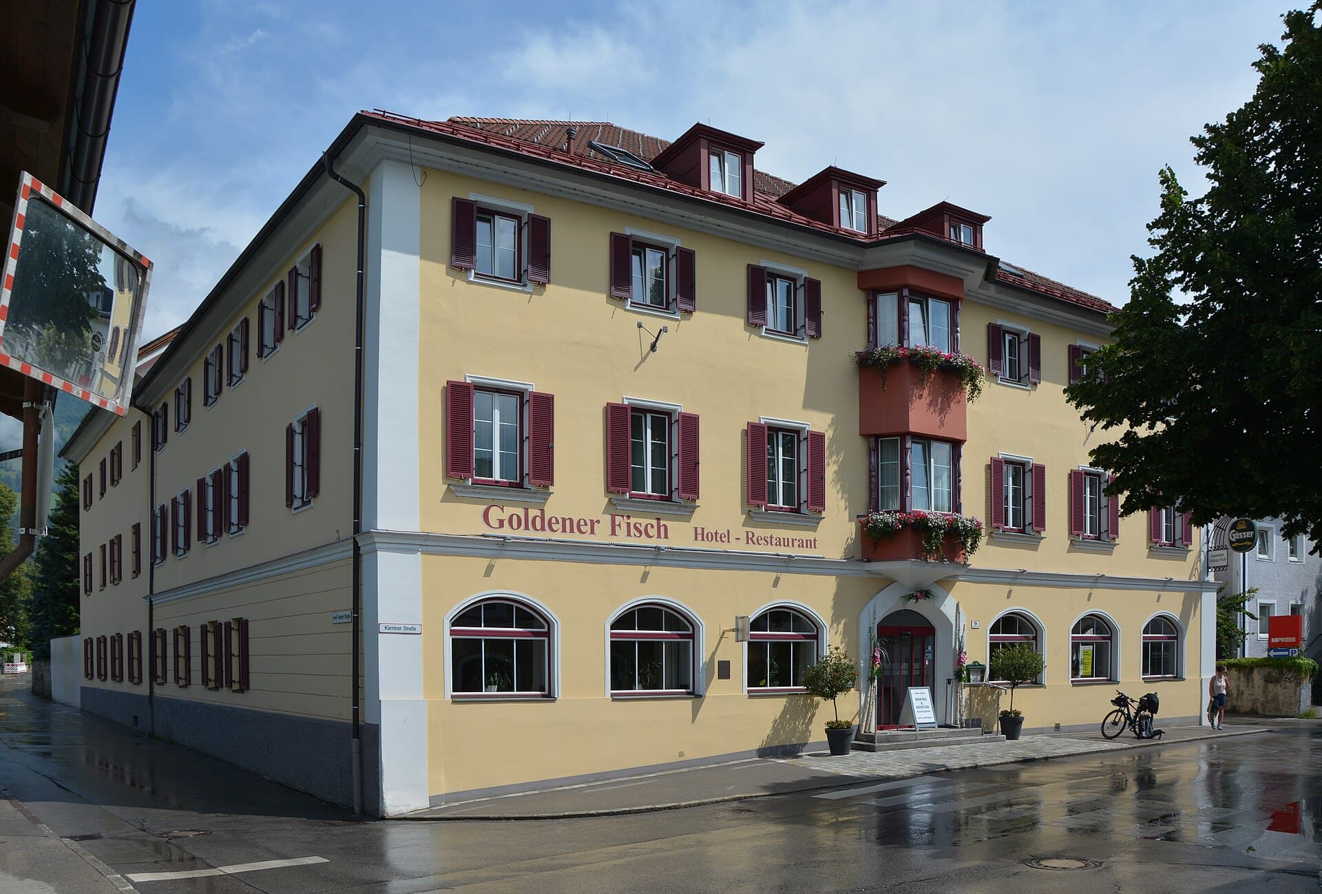 Hotel-Gasthof Goldener Fisch (via Wikimedia Commons, CC BY-SA 4.0)