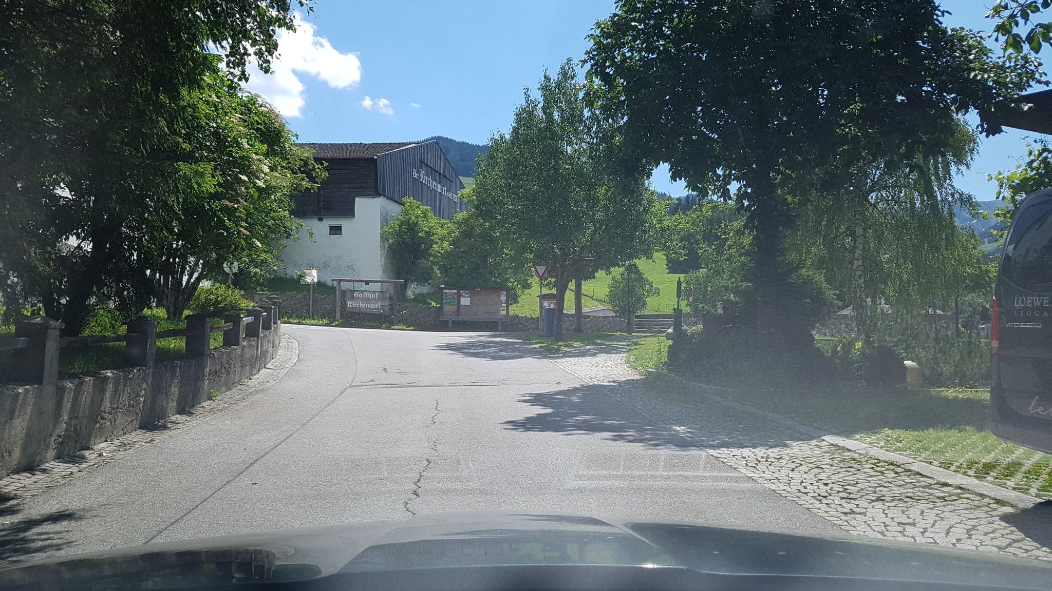 Street view near Gasthaus Restaurant Kirchenwirt, Saalfelden am Steinernen Meer — © schermy_at (CC BY-SA · Mapillary)