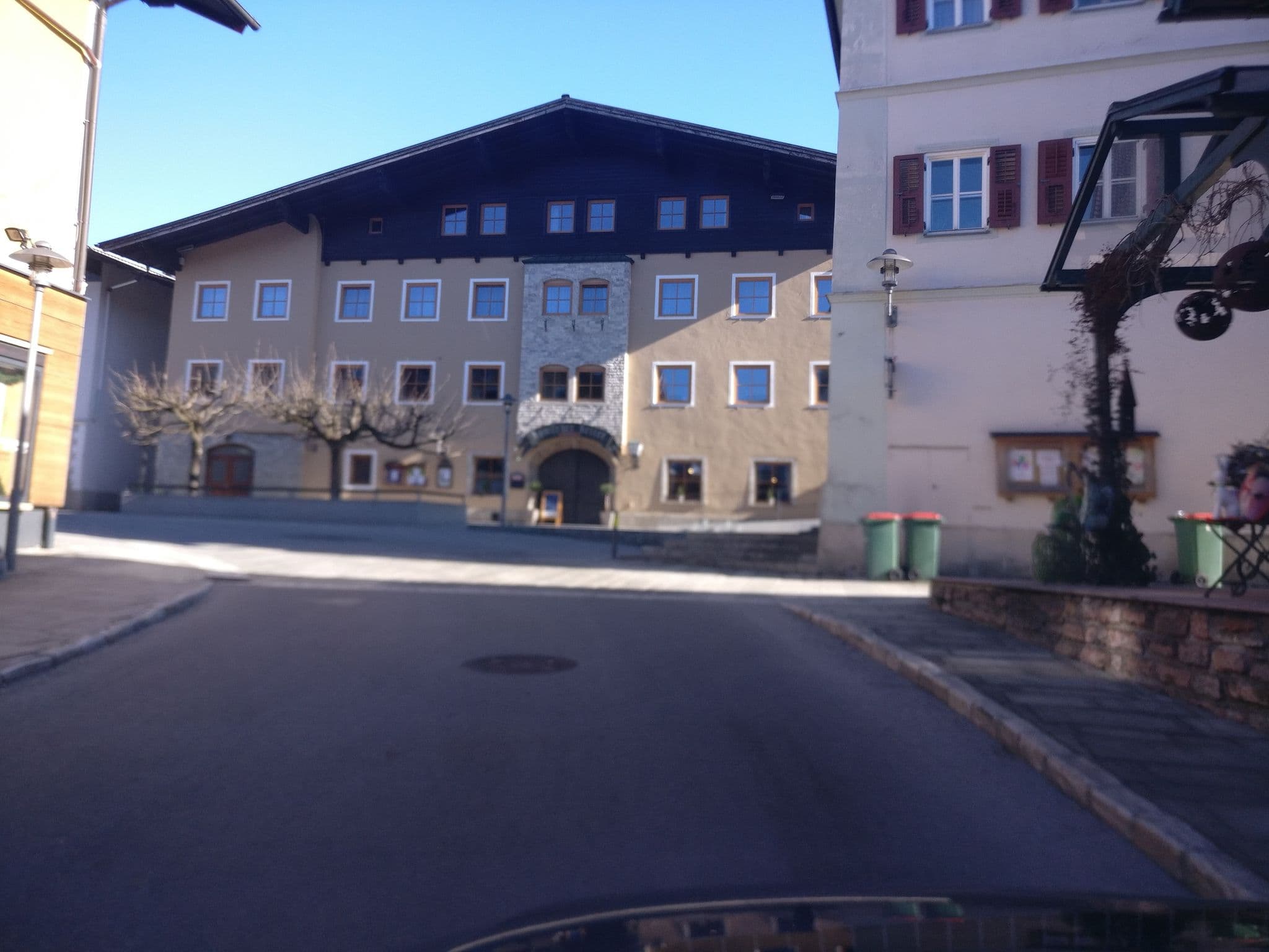 Street view near Bürgerkeller - Weinlokal mit Speisen, Kuchl — © map_hard (CC BY-SA · Mapillary)