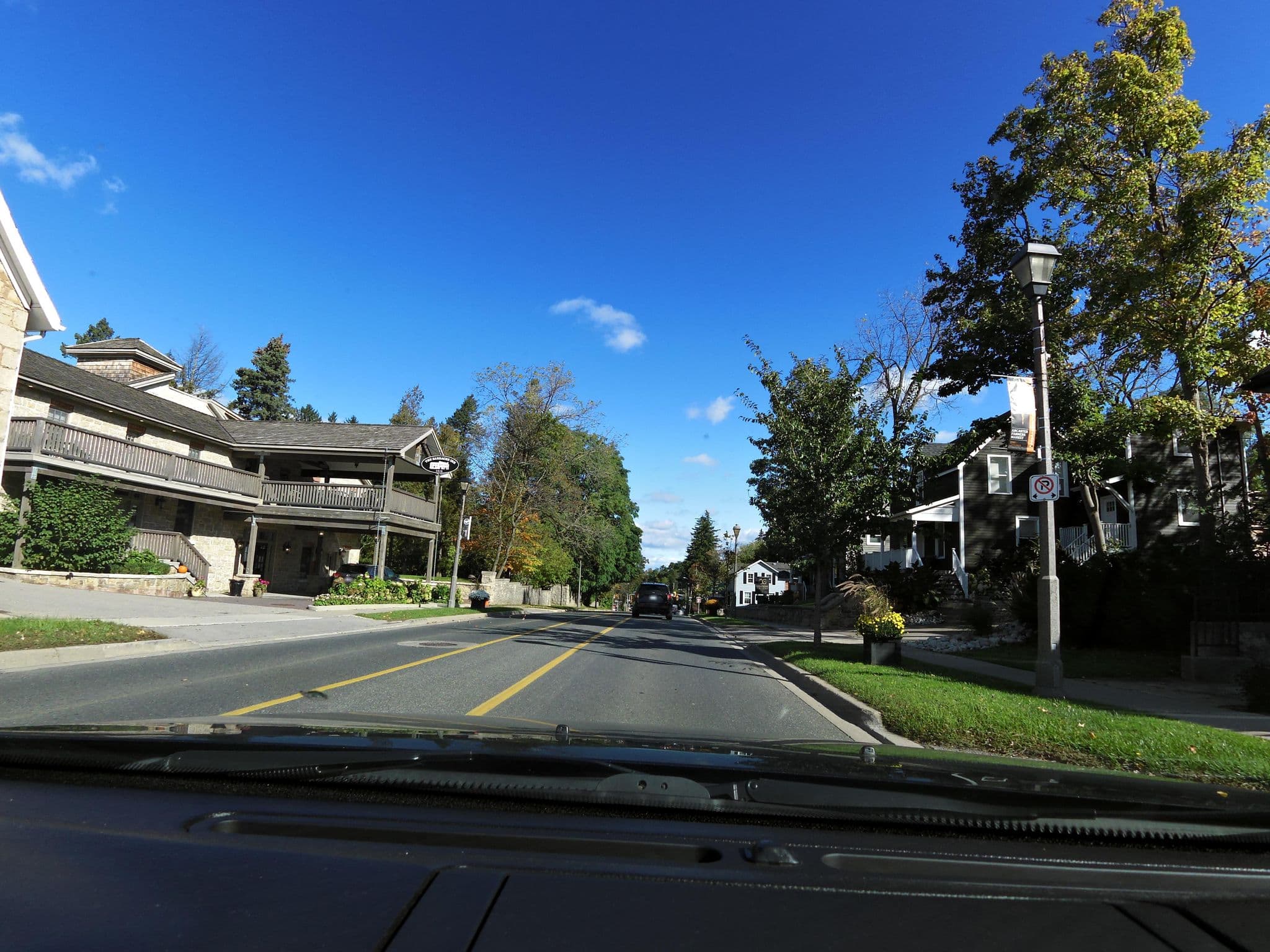 Street view near The Barracks Inn, Ancaster — © kevo (CC BY-SA · Mapillary)