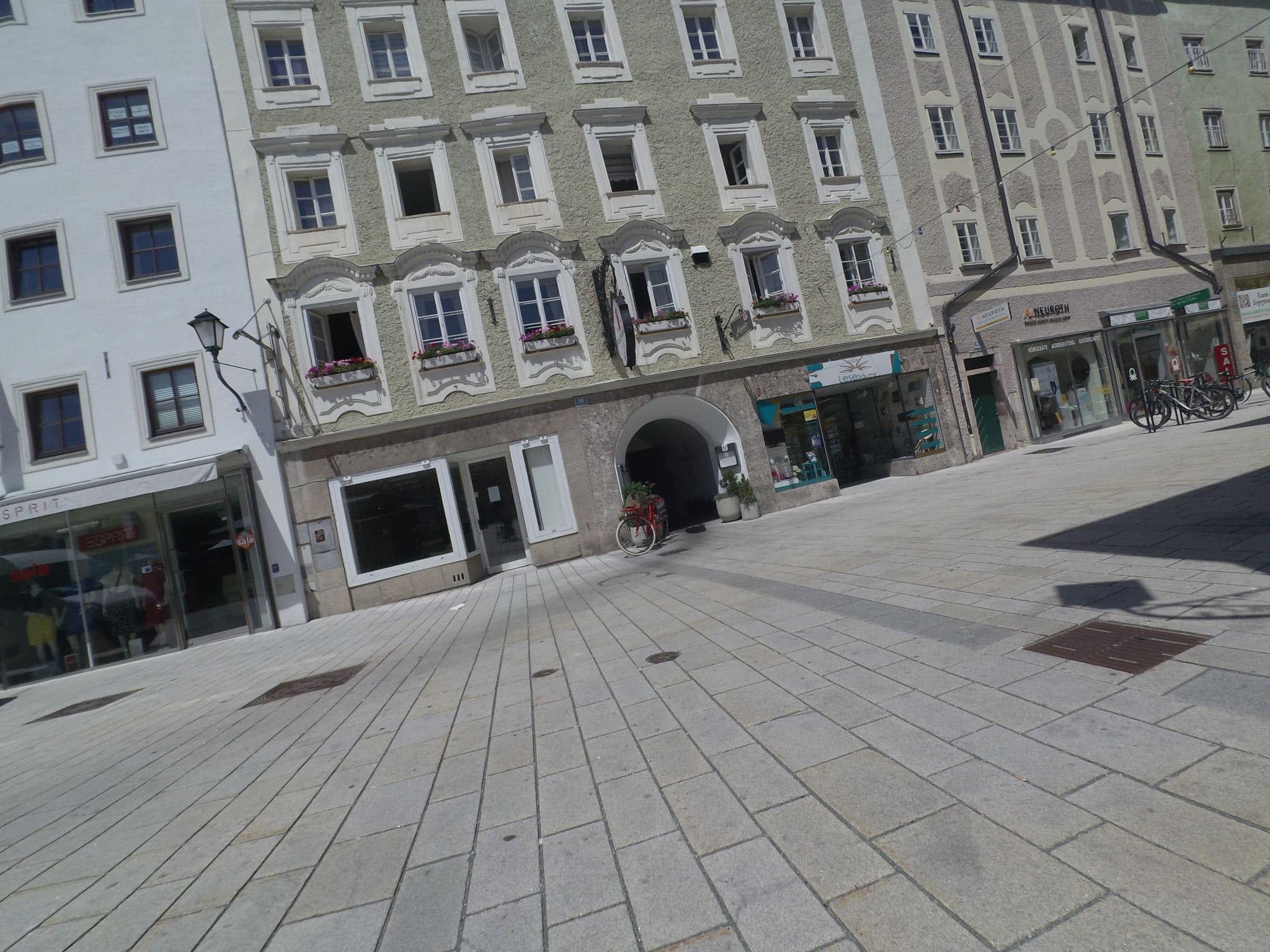 Street view near Stadtkrug M & B Gastro, Hallein — © schermy_at (CC BY-SA · Mapillary)